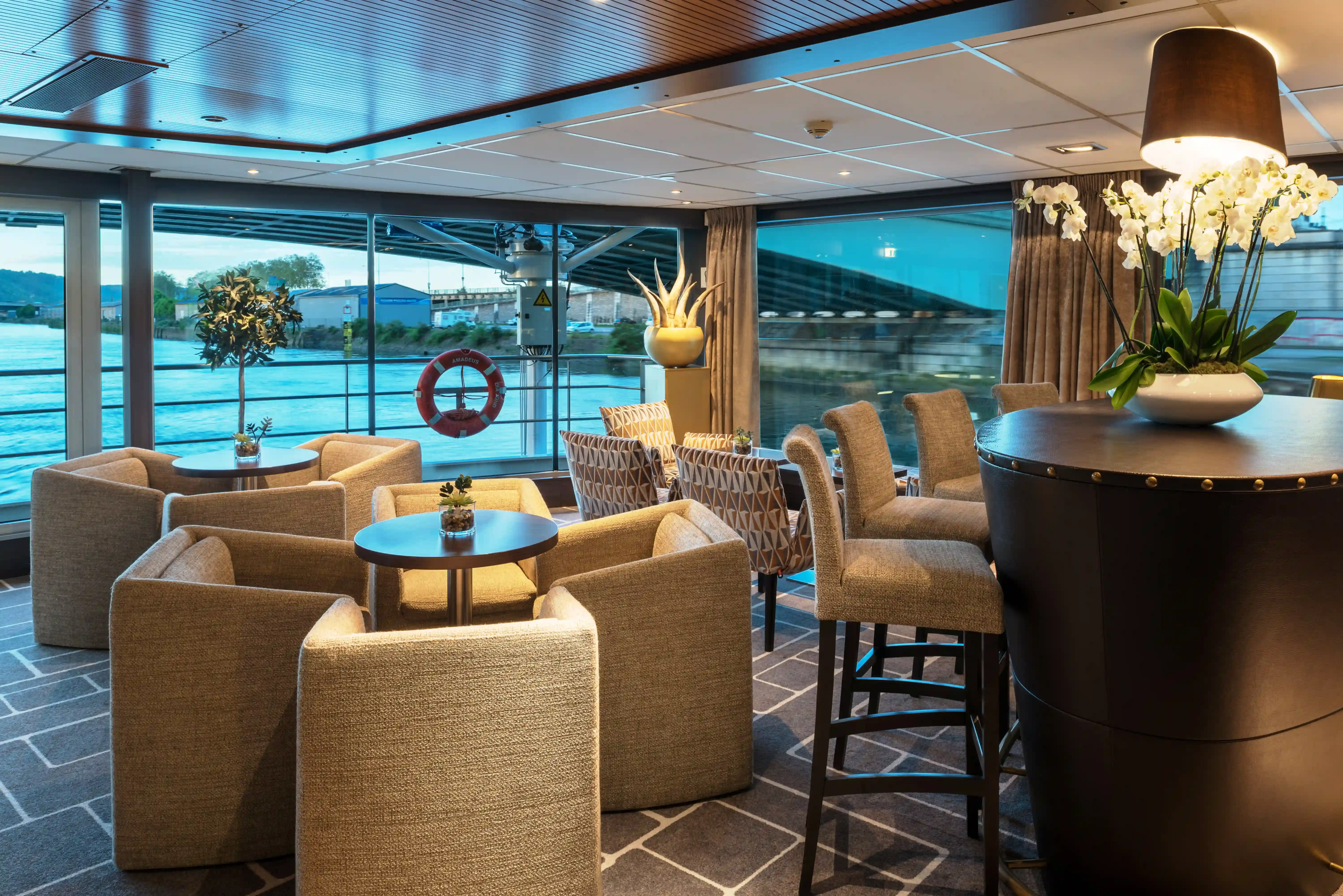 Grosszügige Lounge mit komfortablen Sitzgelegenheiten