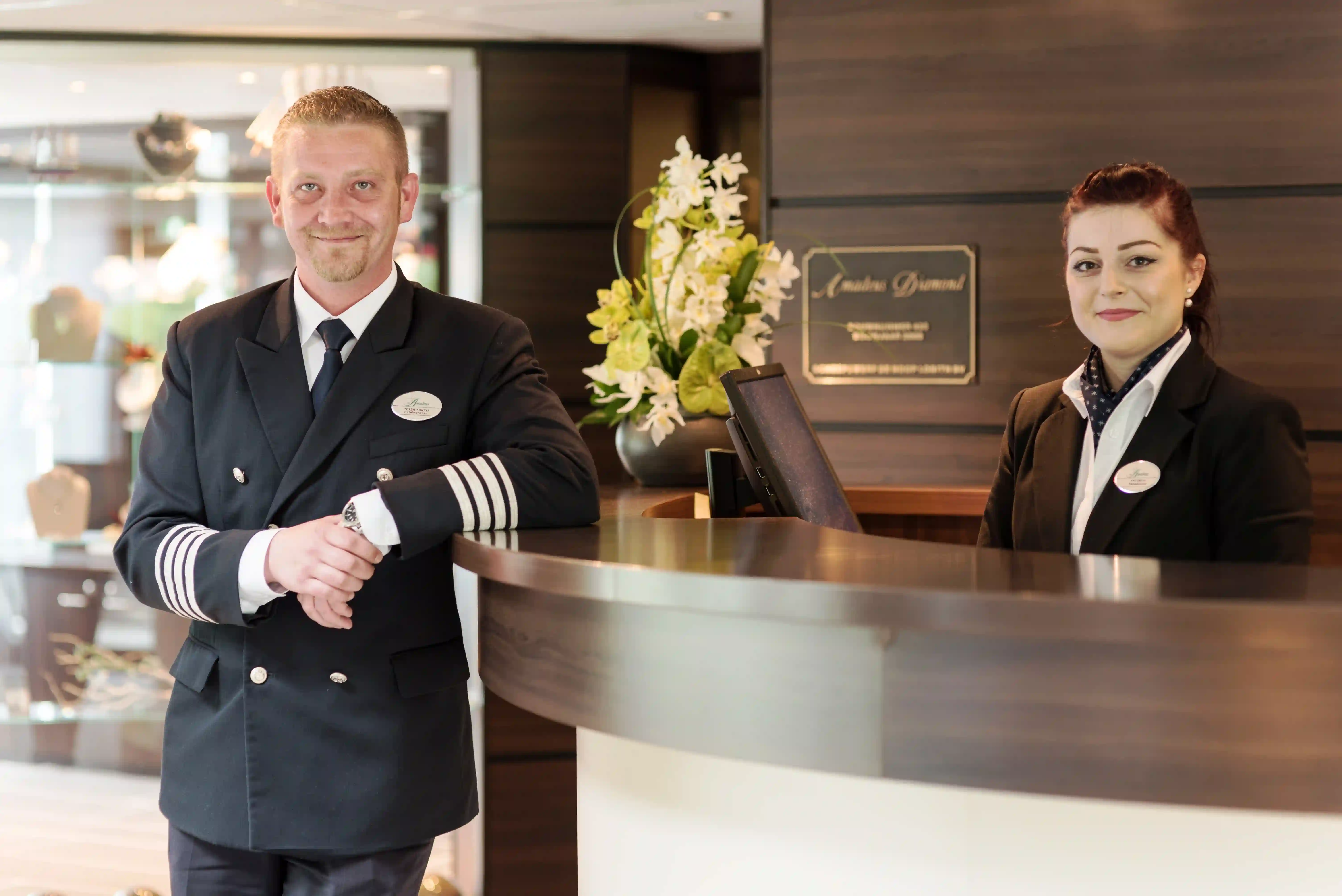 Freundliche Rezeption mit persönlichem Service an Bord