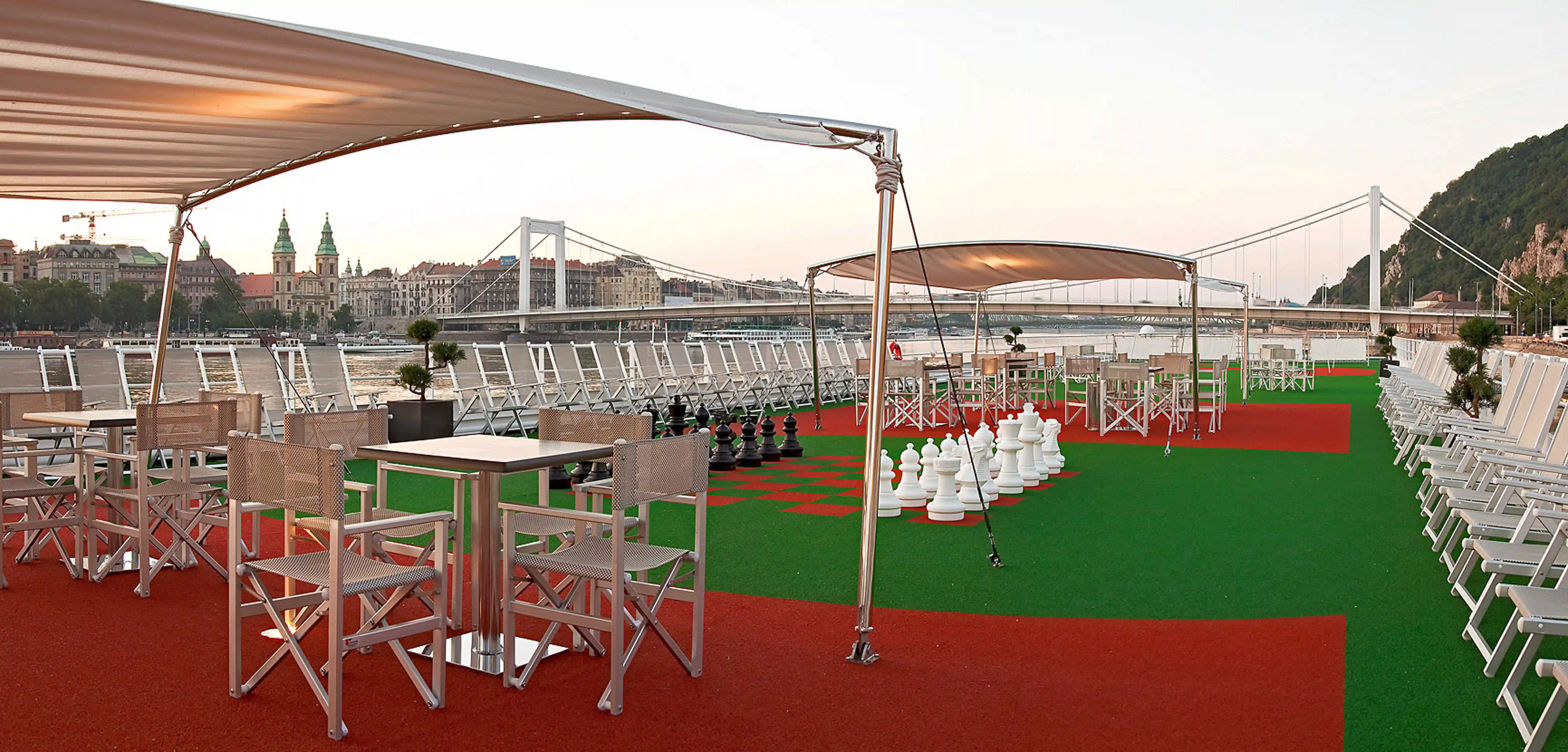 Sonnendeck mit Schachspiel und Panoramablick