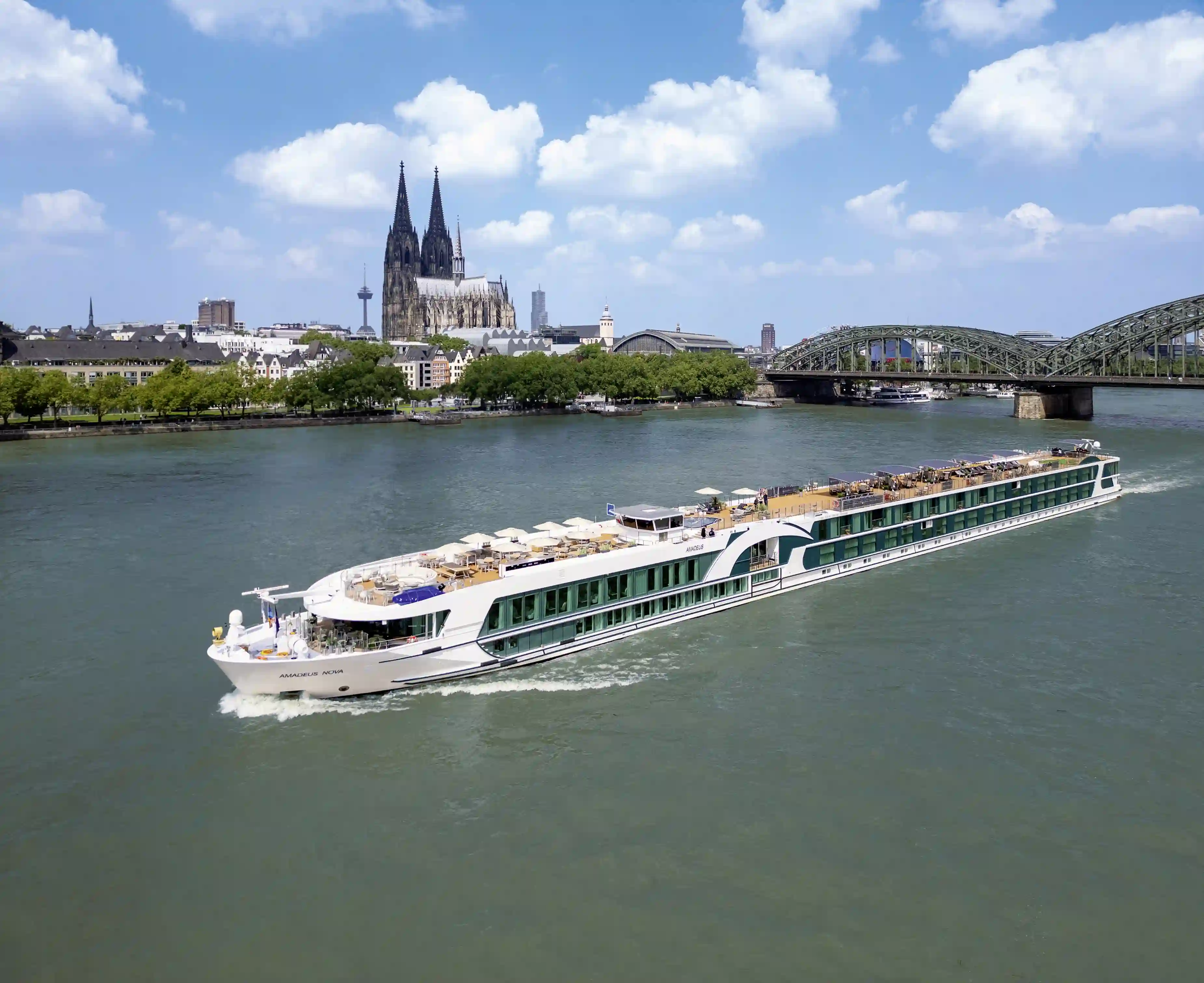 Flusskreuzfahrtschiff MS AMADEUS Nova auf dem Rhein vor Kölner Dom