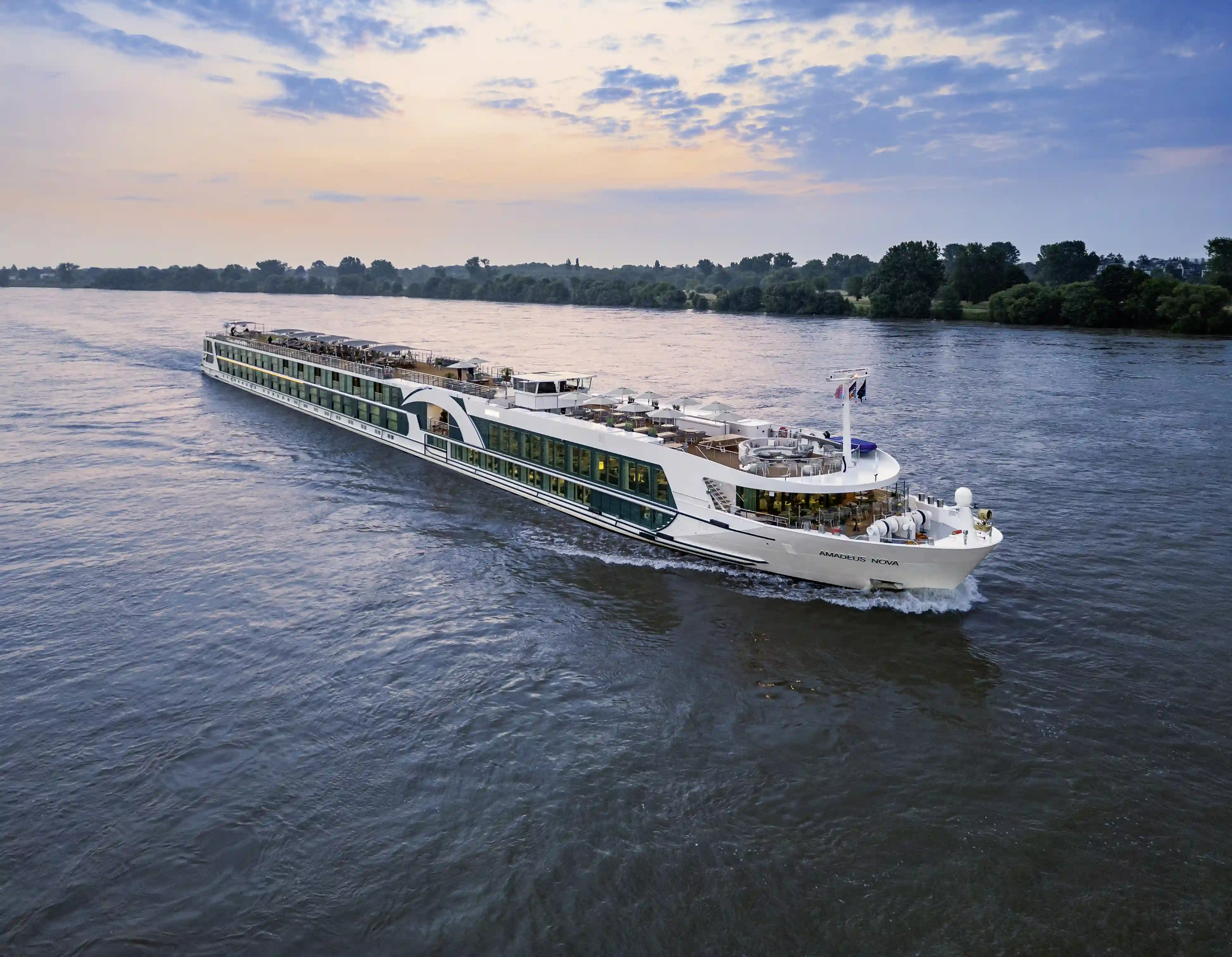 Flusskreuzfahrtschiff MS AMADEUS Nova auf dem Rhein bei Sonnenuntergang