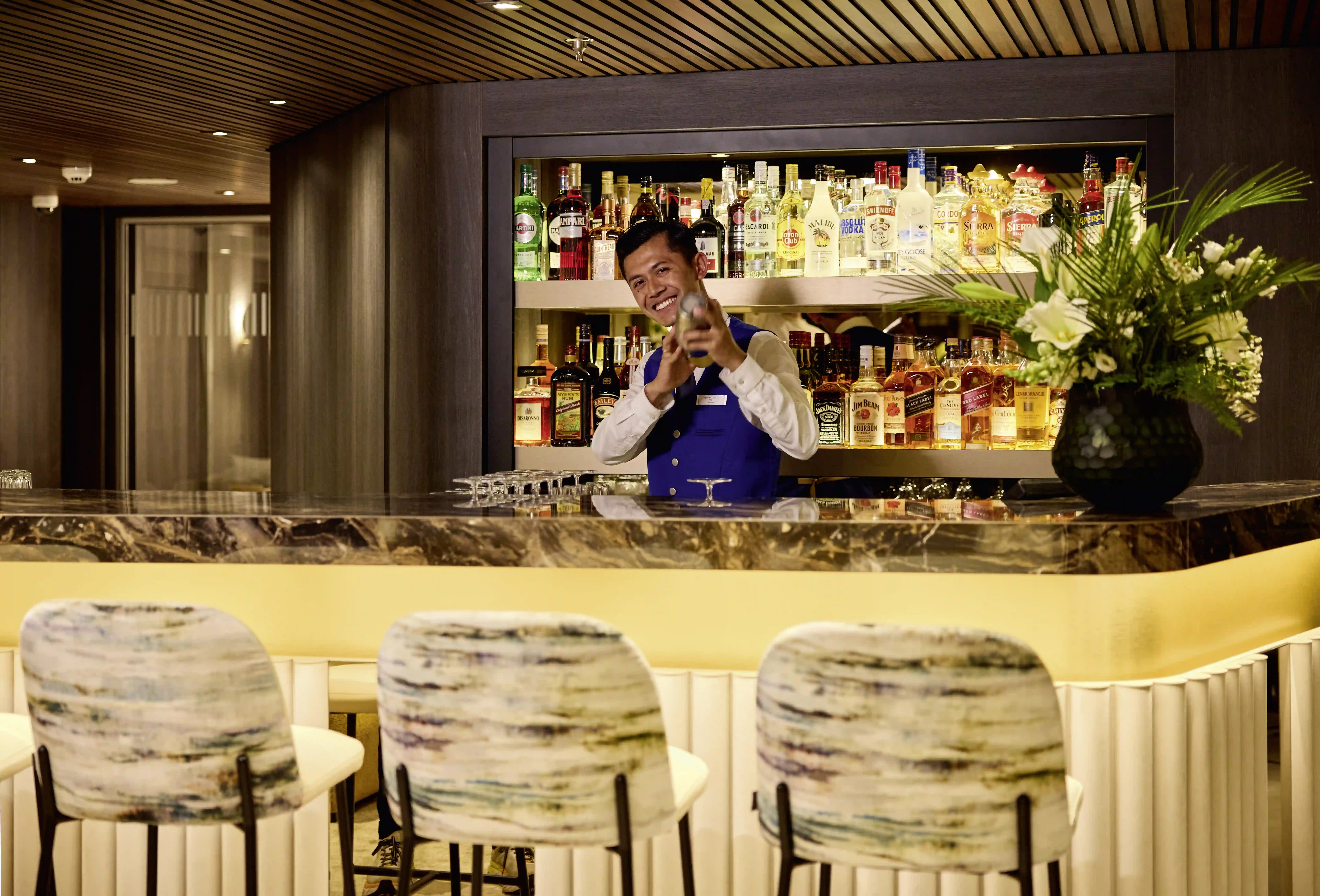 Barkeeper an Bar eines Flusskreuzfahrtschiffs