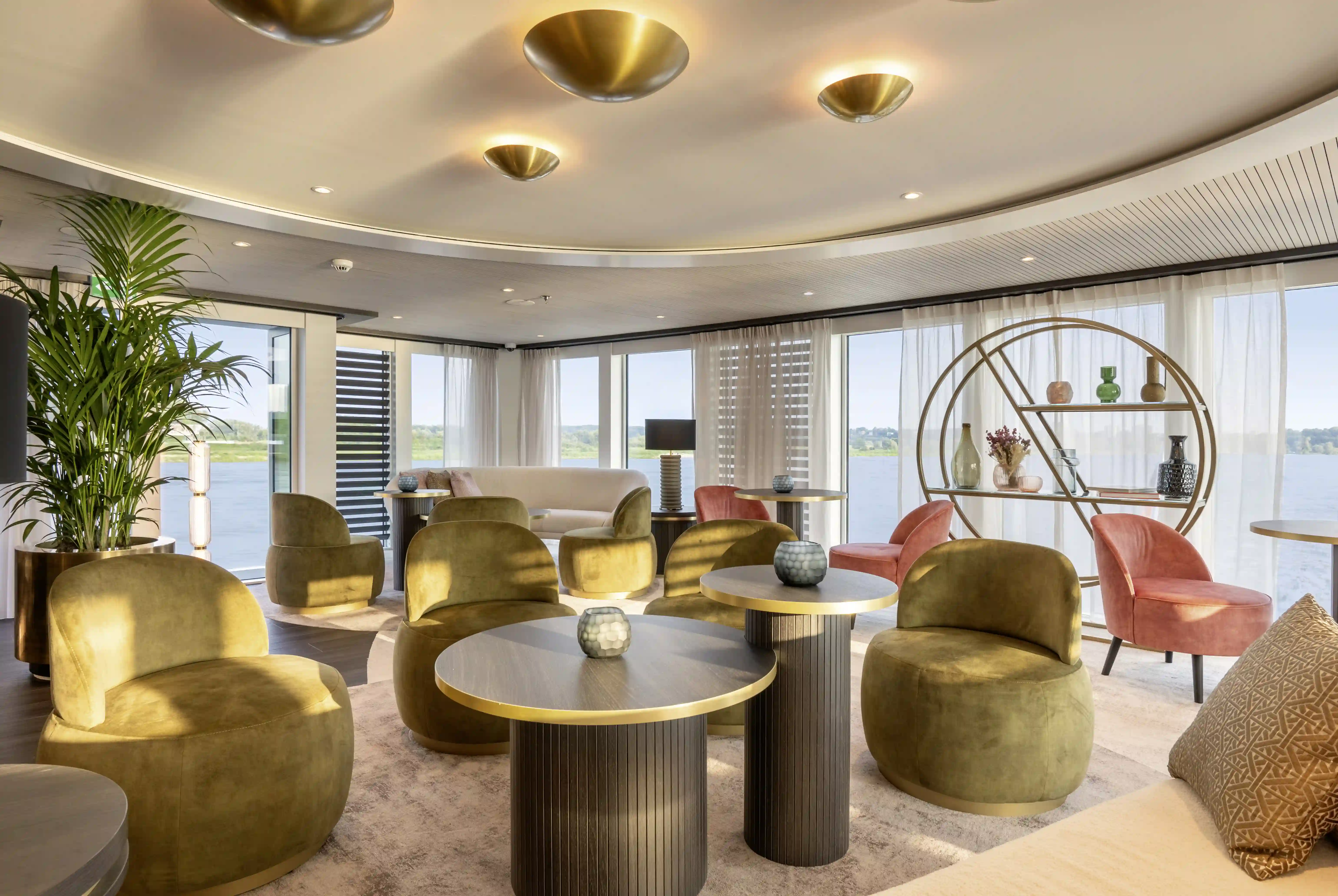 Lounge vom Flusskreuzfahrtschiff MS AMADEUS Nova mit Sitzbereich und Bar
