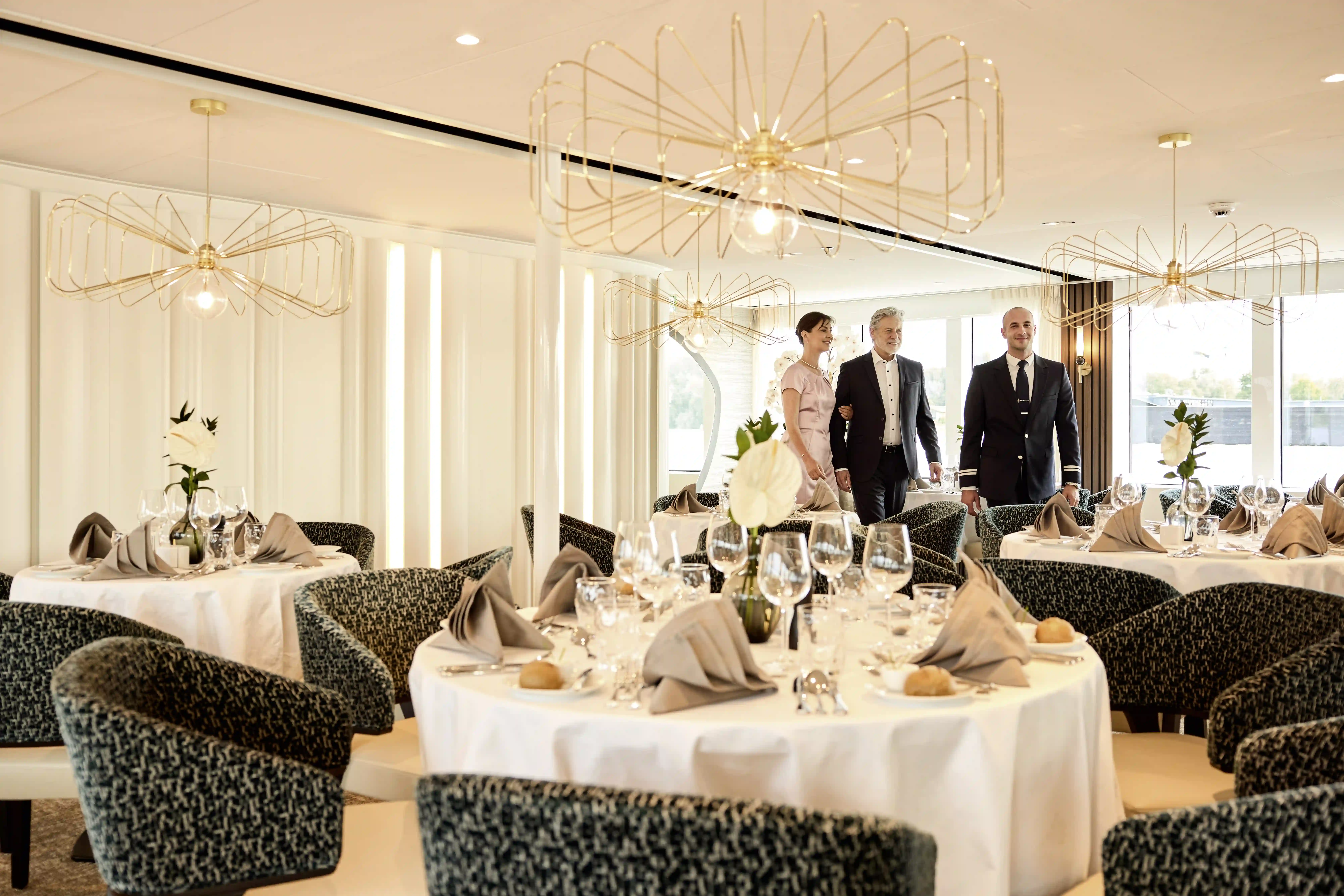 Gäste betreten das Restaurant eines Flusskreuzfahrtschiffs