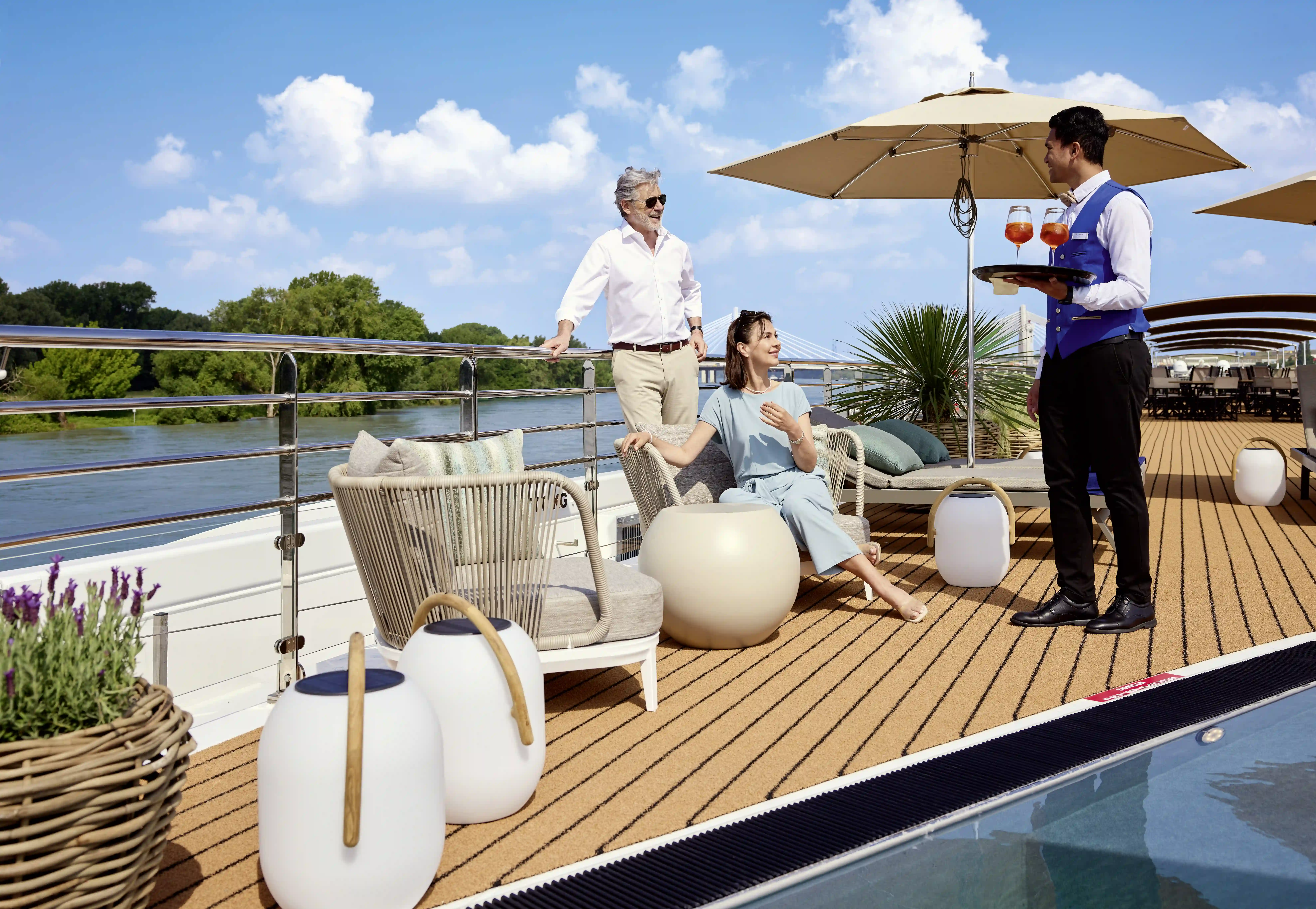 Servicekraft serviert Getränke auf dem Sonnendeck