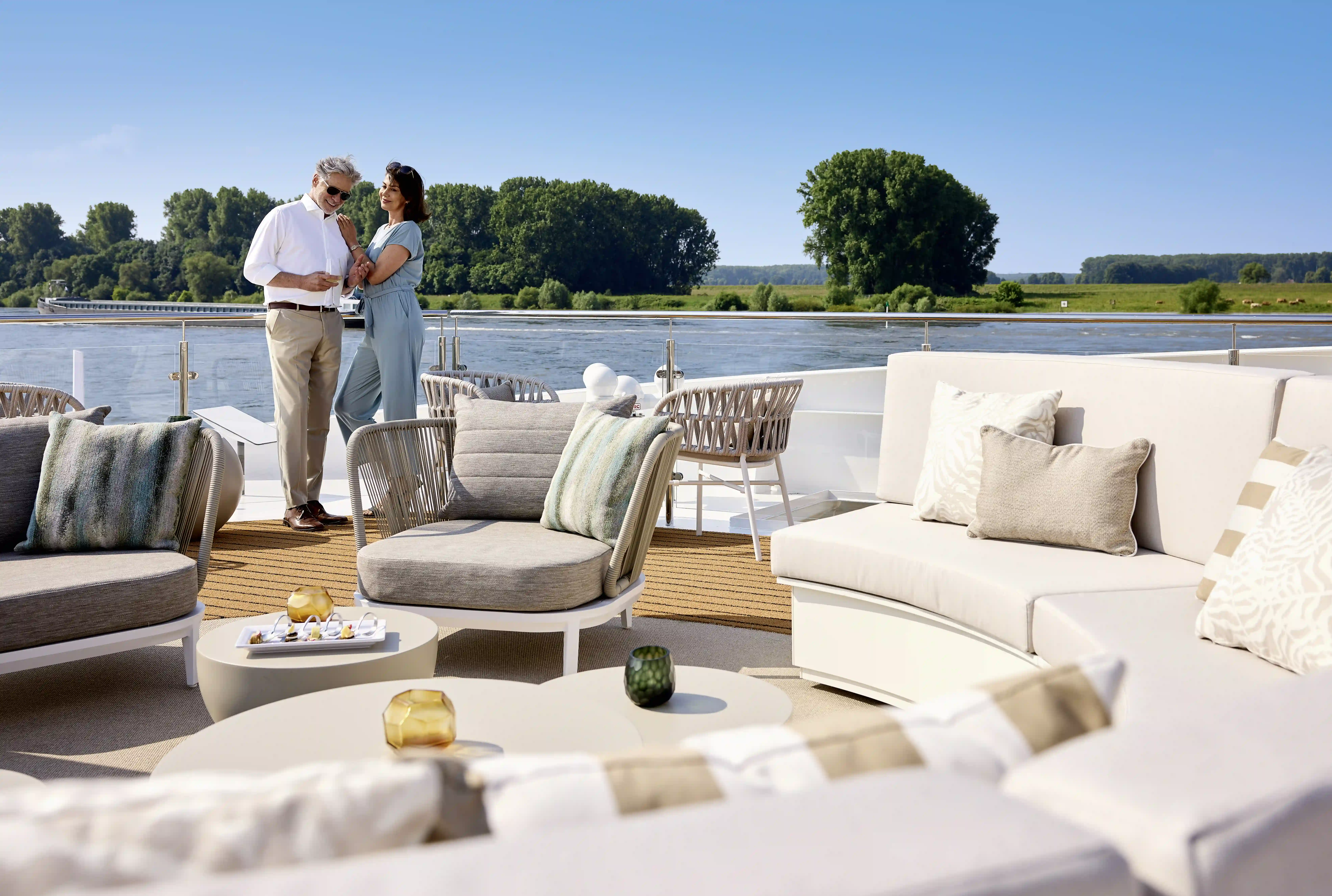 Eleganter Lounge-Bereich auf dem Sonnendeck