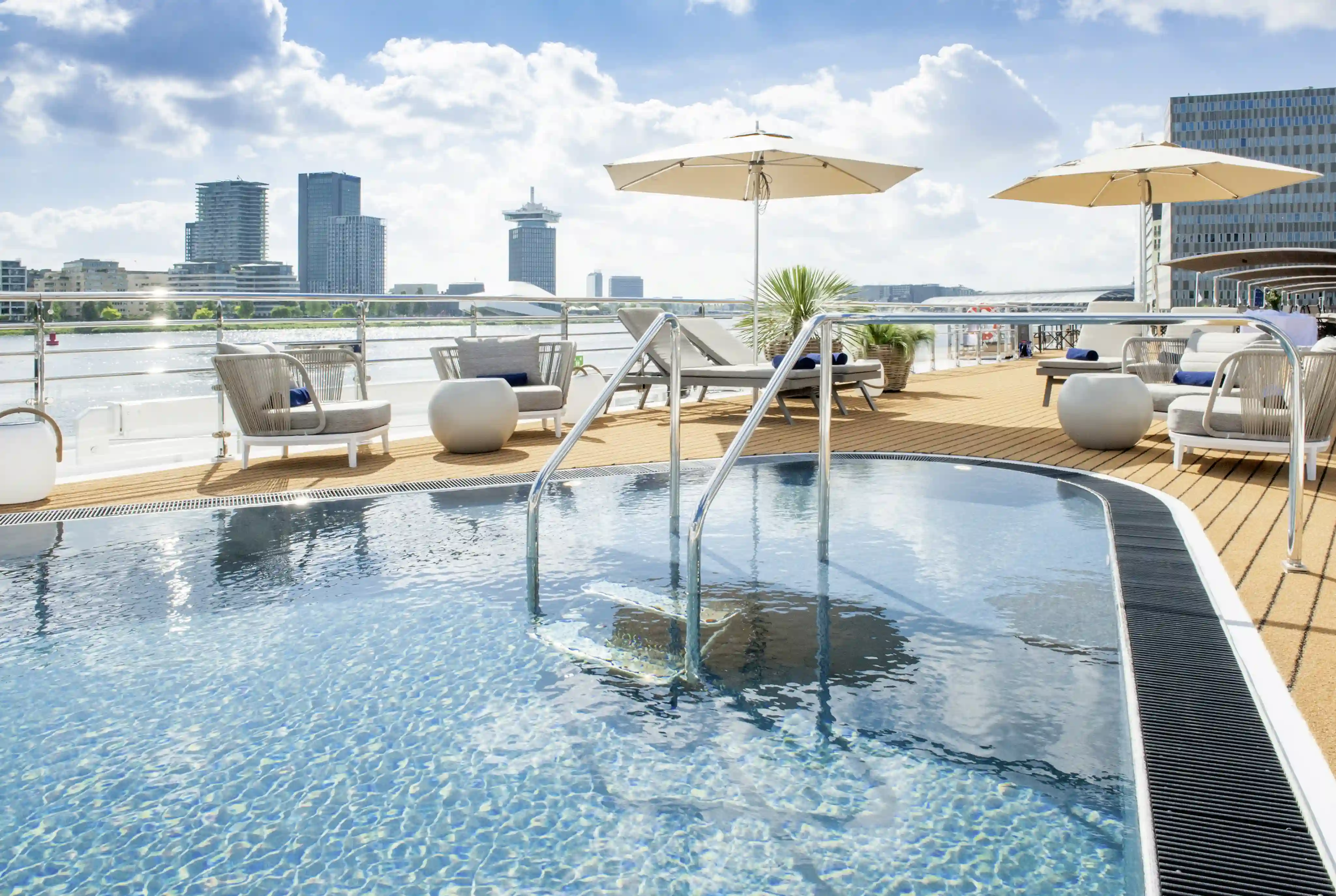 Sonnendeck mit Pool und Liegebereich