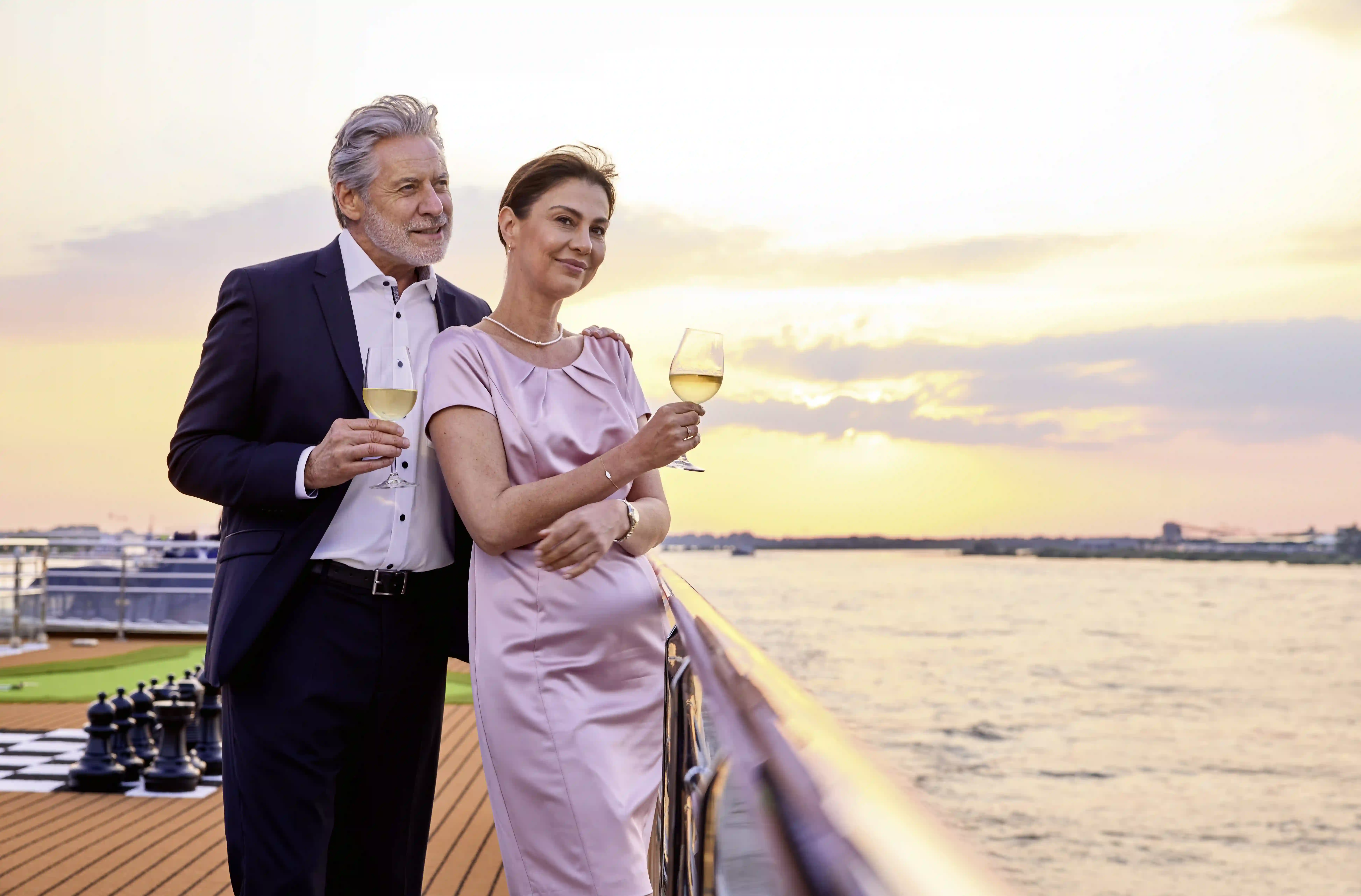 Sonnendeck bei Sonnenuntergang auf dem Fluss