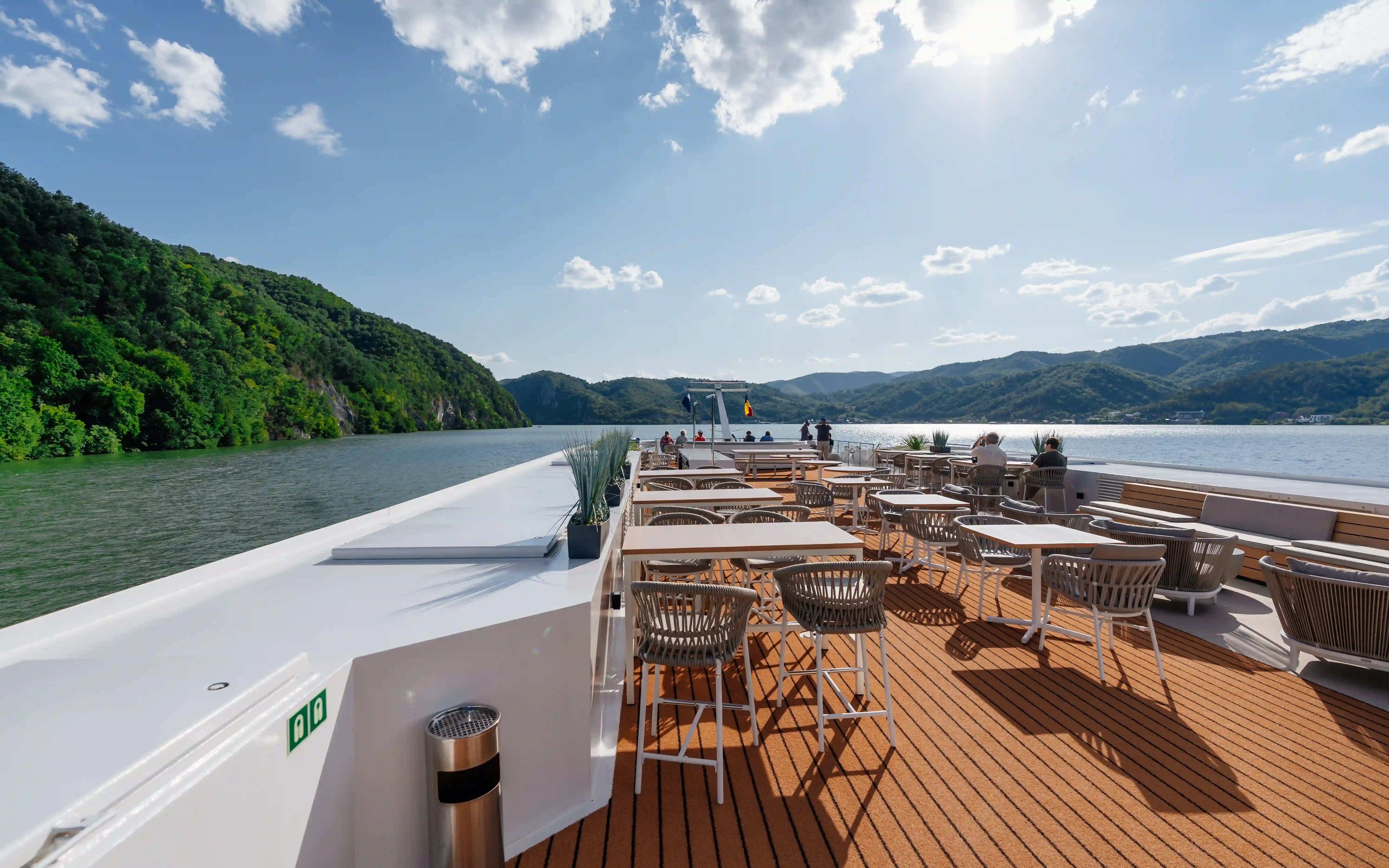 Weitläufiges Sonnendeck mit Panoramablick auf die Landschaft