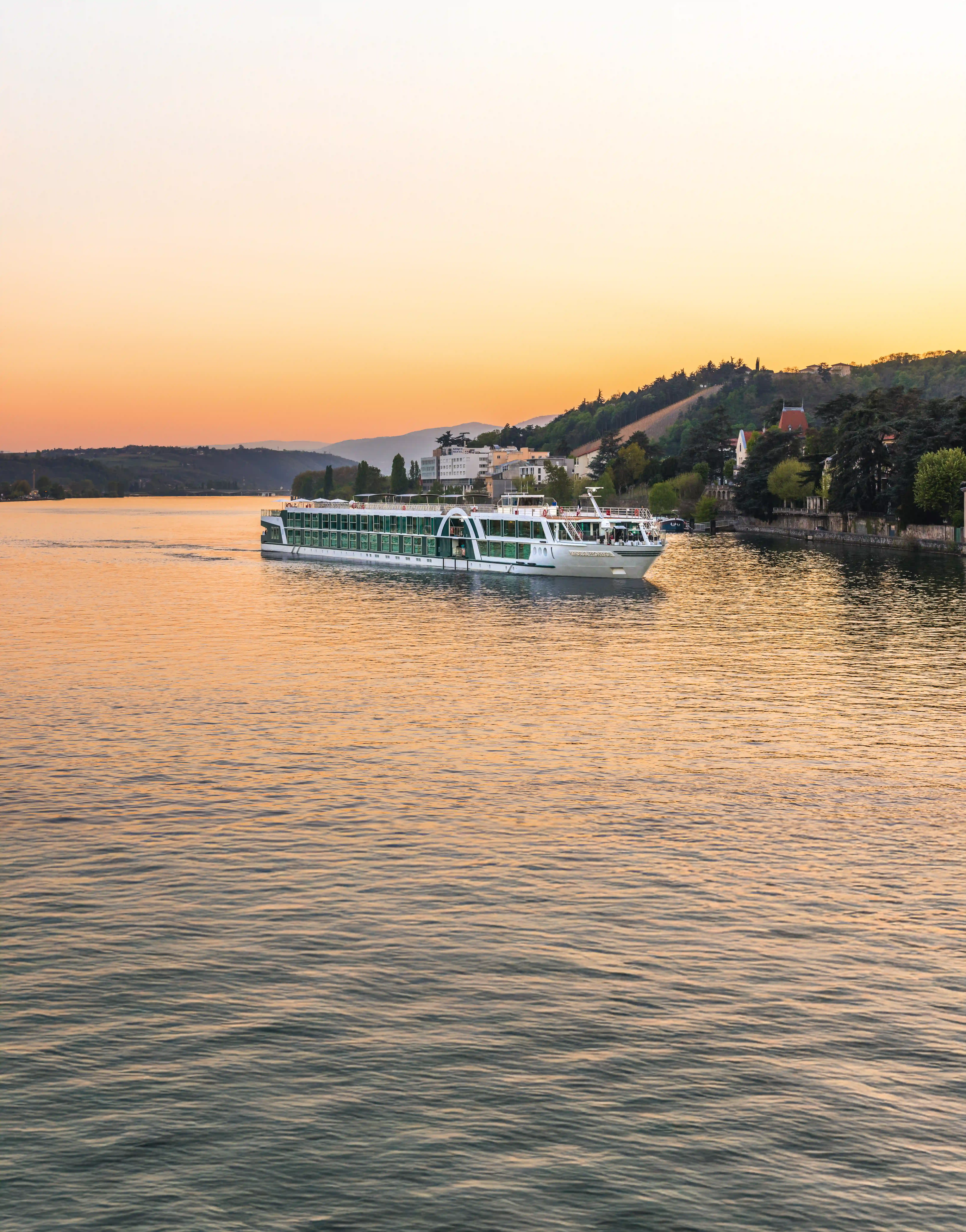 Modernes Flusskreuzfahrtschiff MS AMADEUS Provence in goldener Abendstimmung