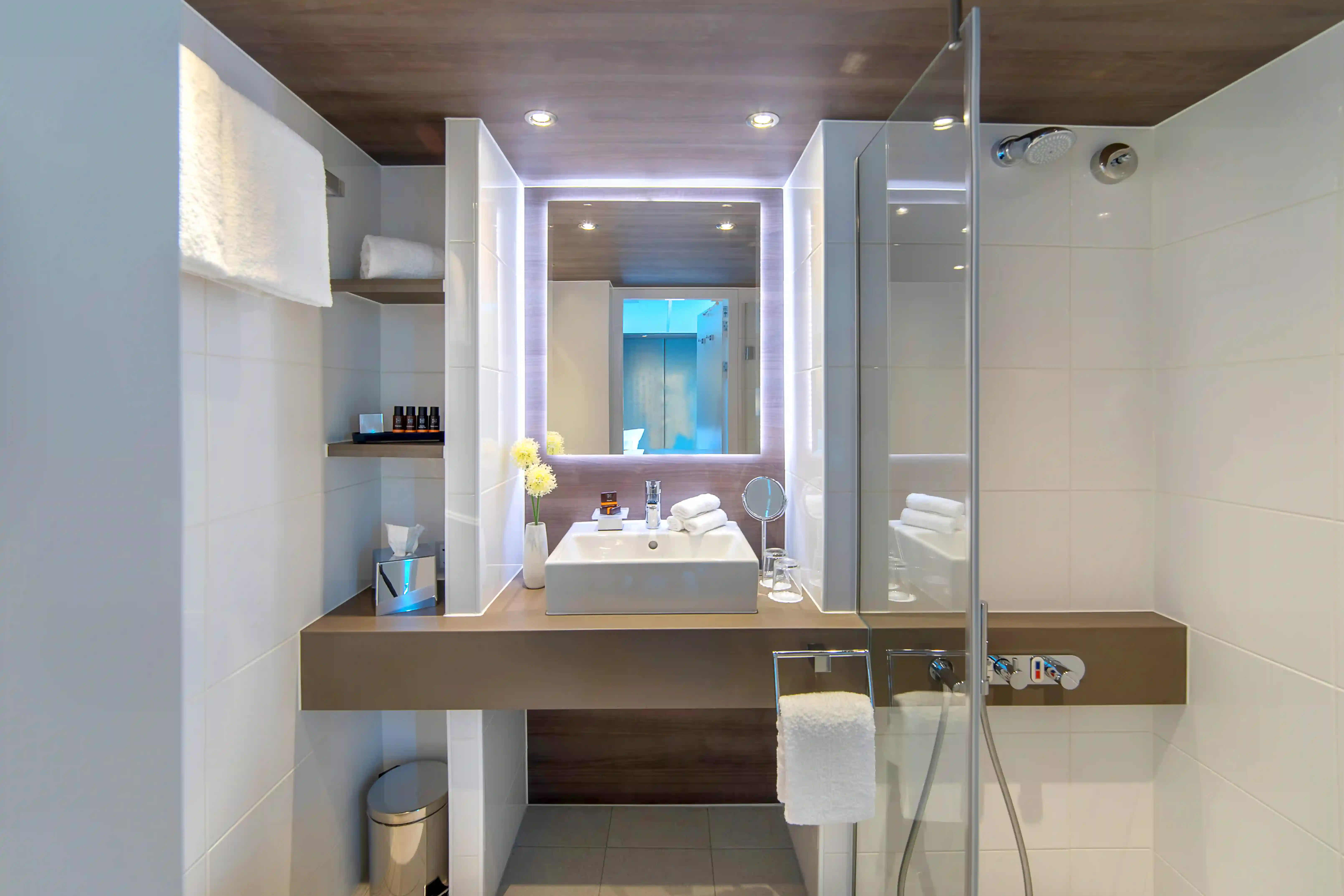 Modernes Badezimmer mit Dusche und hochwertiger Ausstattung