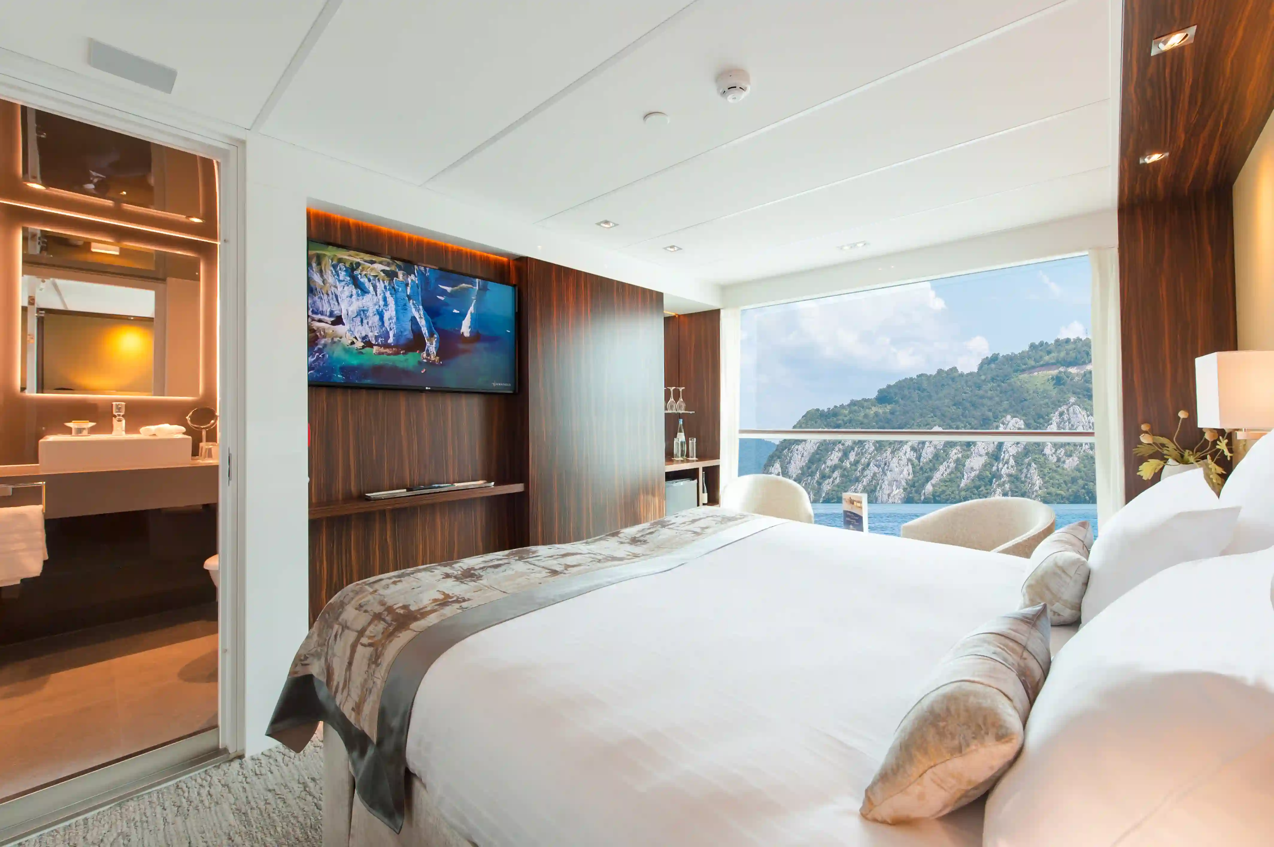 Komfortable Aussenkabine der MS Amadeus Queen mit Panoramafenster und Flussblick