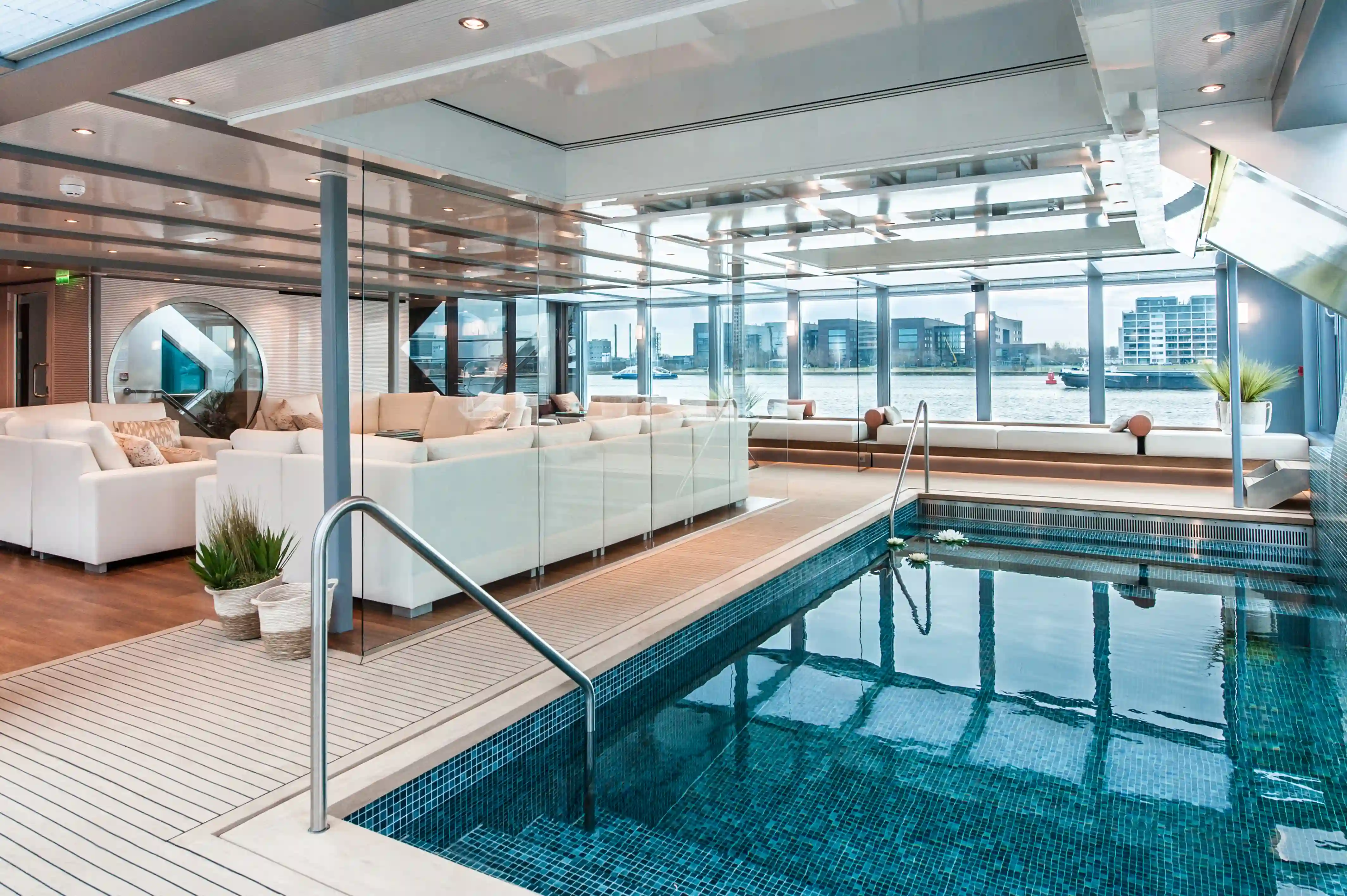 Exklusiver Wellnessbereich mit Pool an Bord der MS Amadeus Queen