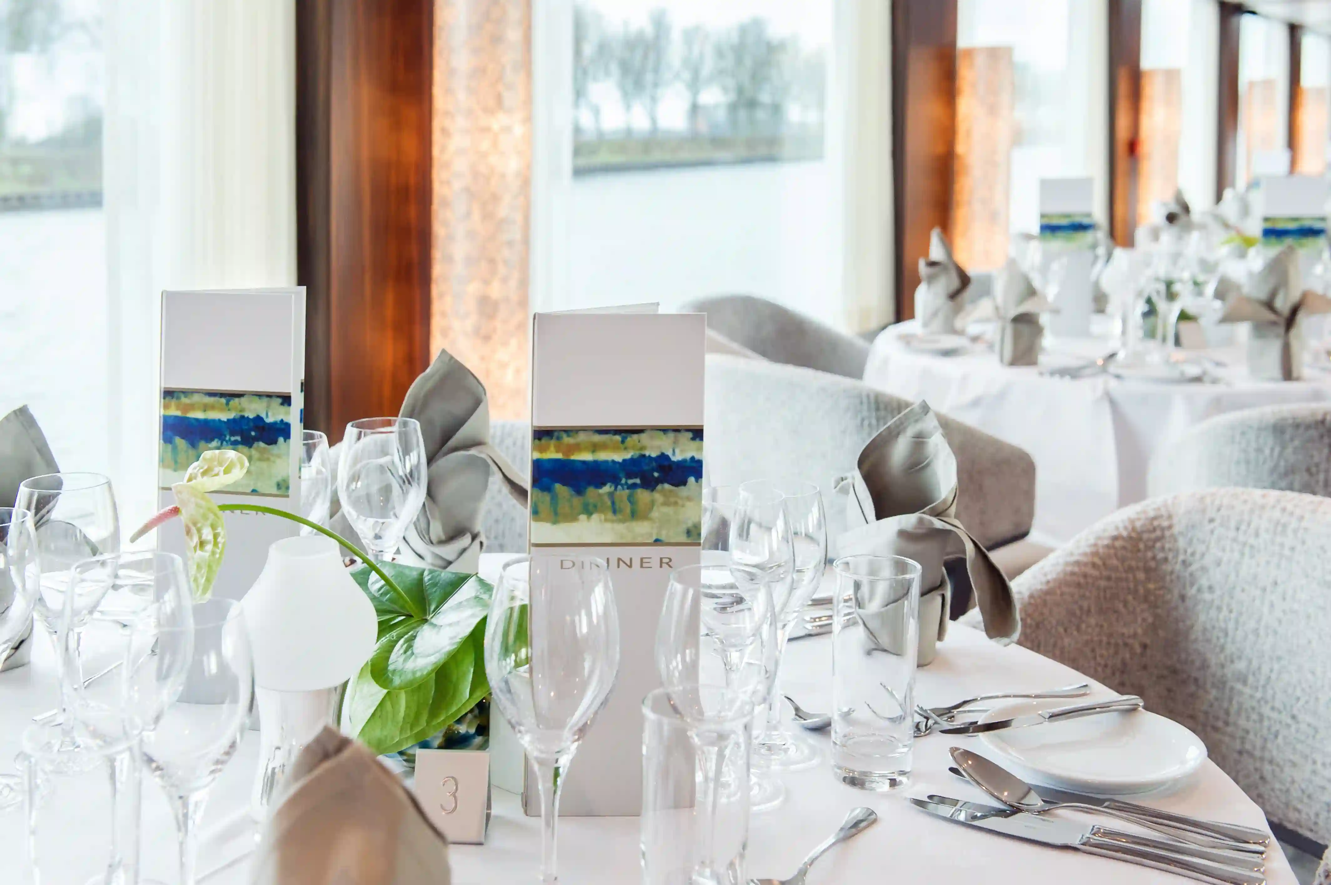 Gourmet-Restaurant der MS Amadeus Queen mit stilvoll gedeckten Tischen