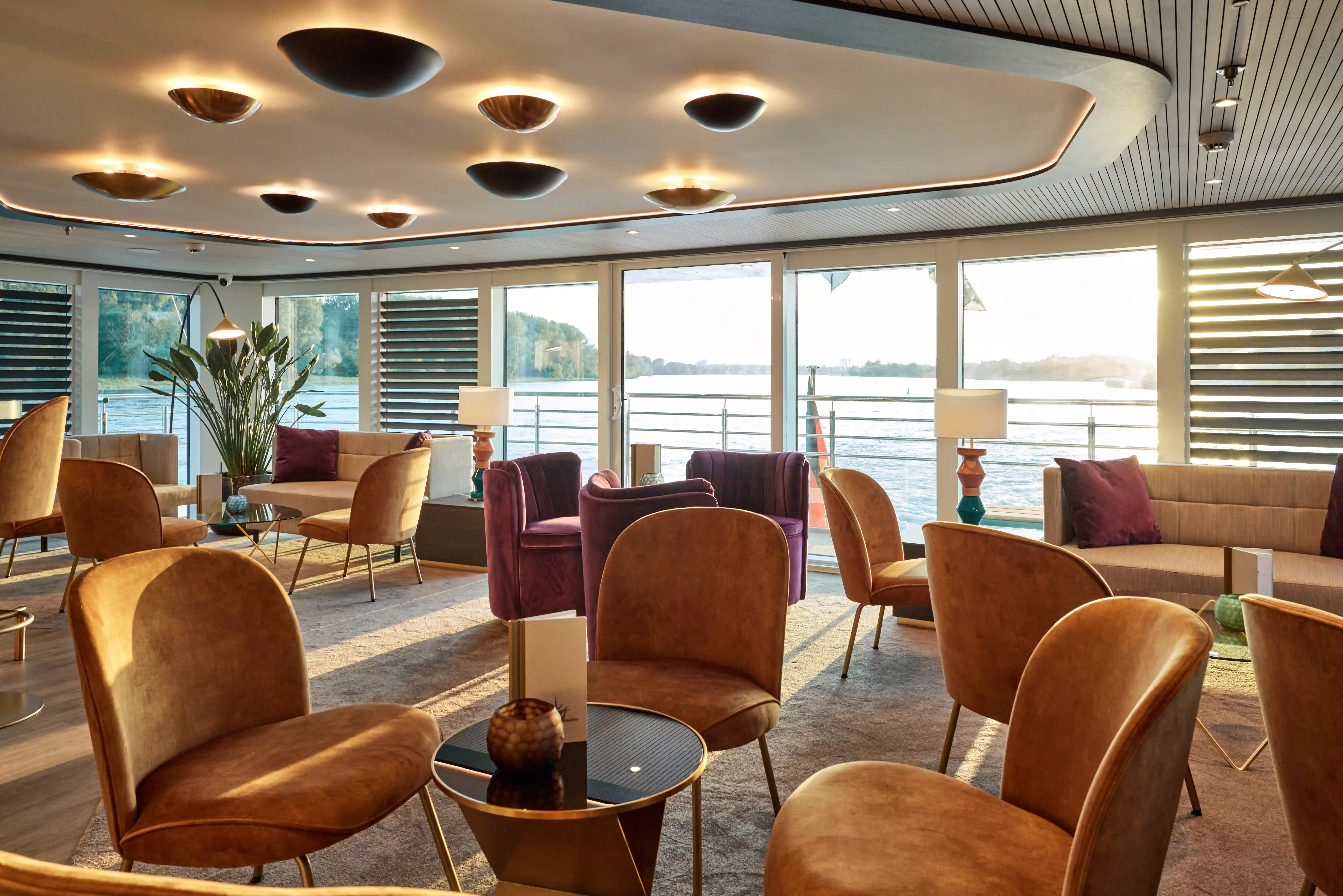 Gemütlicher Lounge-Bereich im Café Vienna mit Blick auf den Fluss