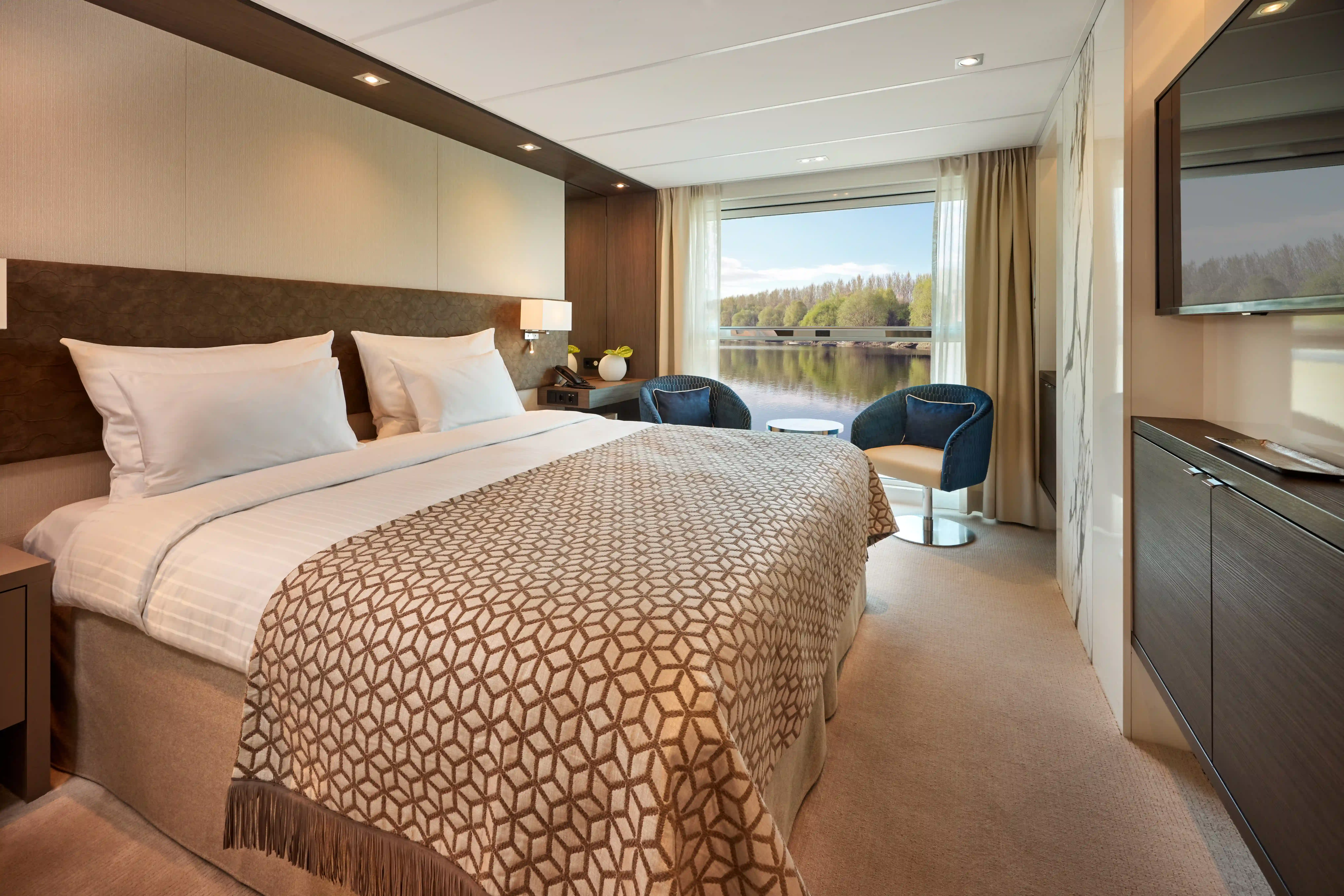 Komfortable Kabine mit absenkbarer Panorama-Fensterfront und Flussblick