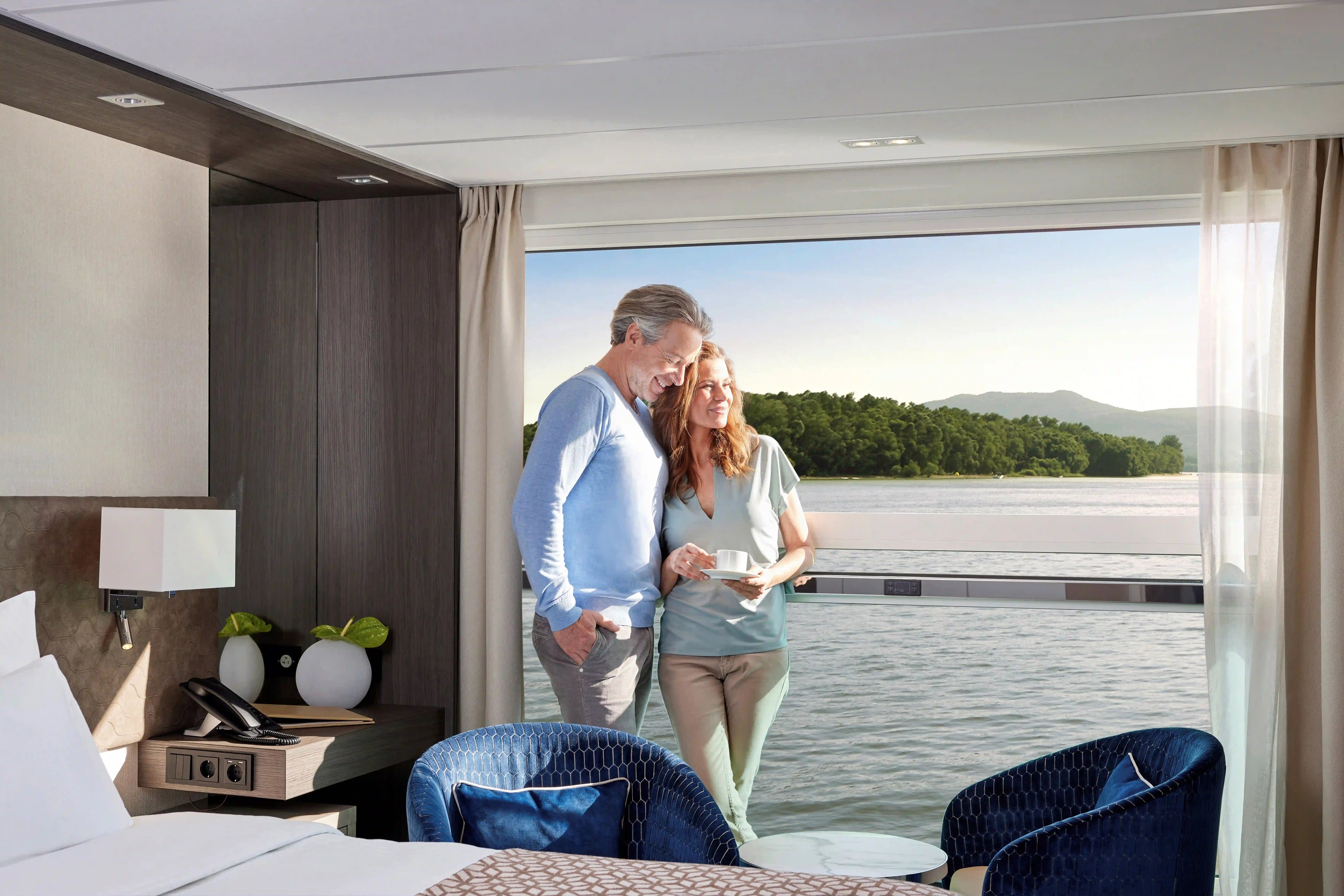 Komfortable Kabine mit absenkbarer Panorama-Fensterfront und Flussblick