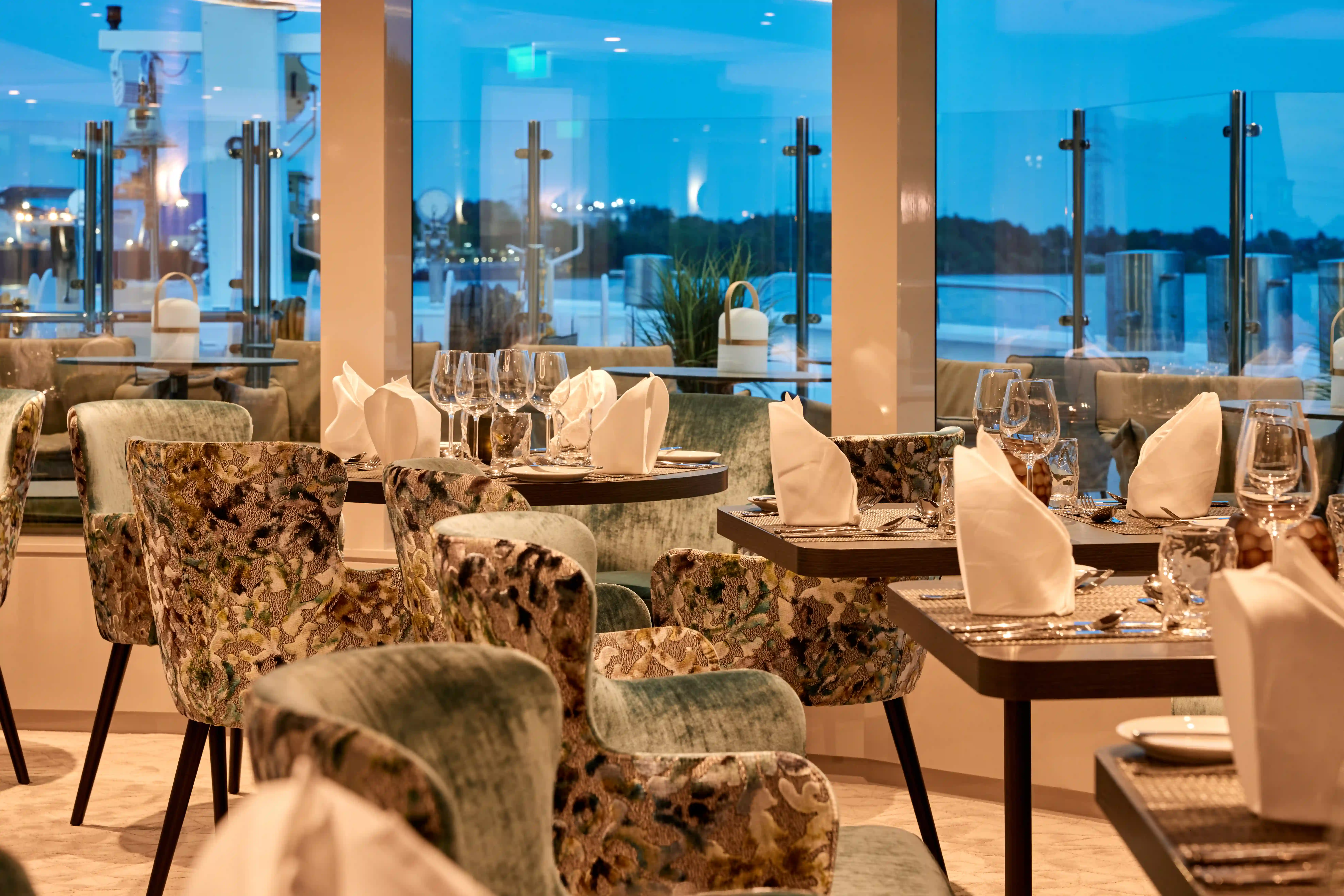 Stilvolles Panorama-Restaurant mit elegant gedeckten Tischen