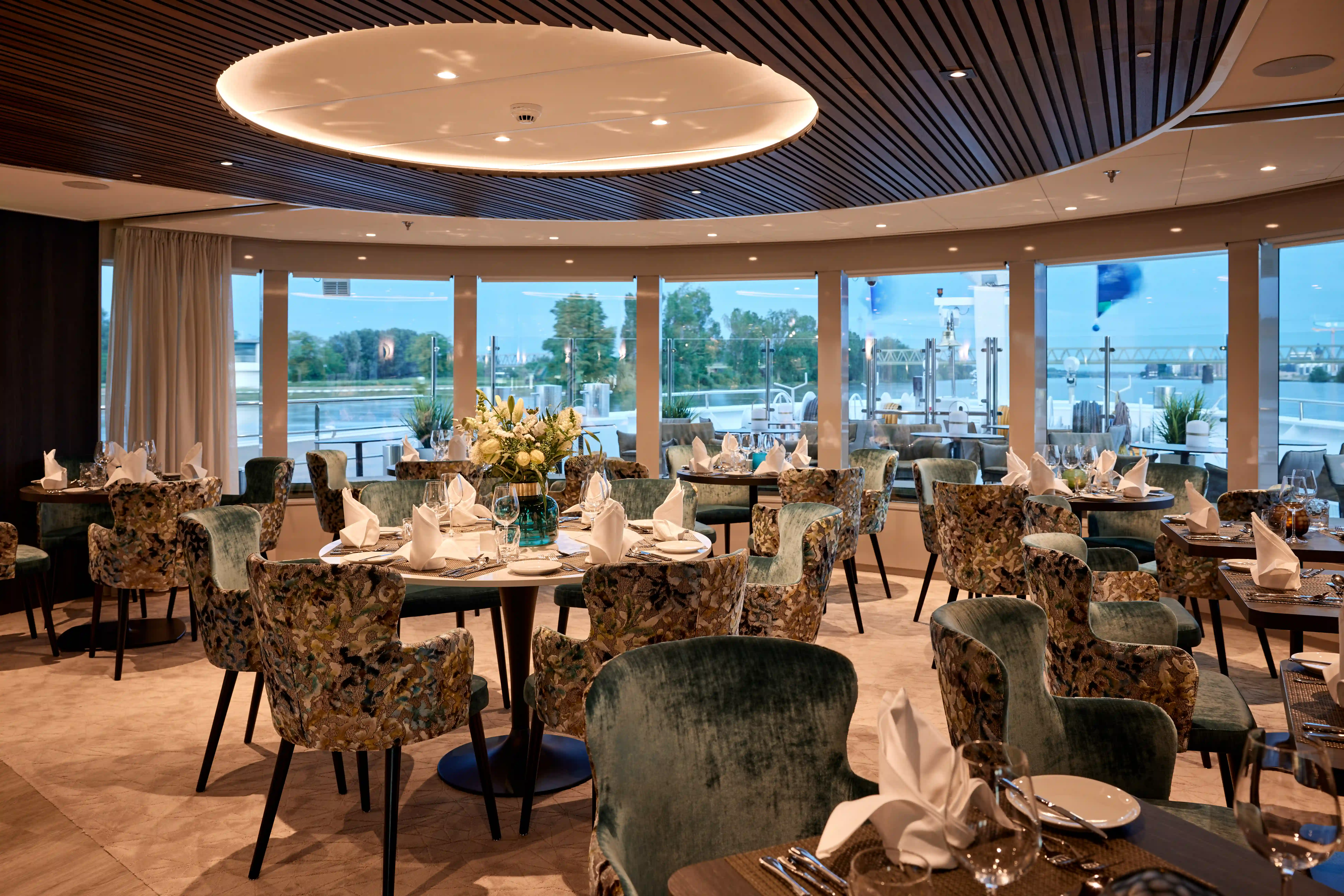 Elegantes Panorama-Restaurant mit großen Fenstern und Flussblick