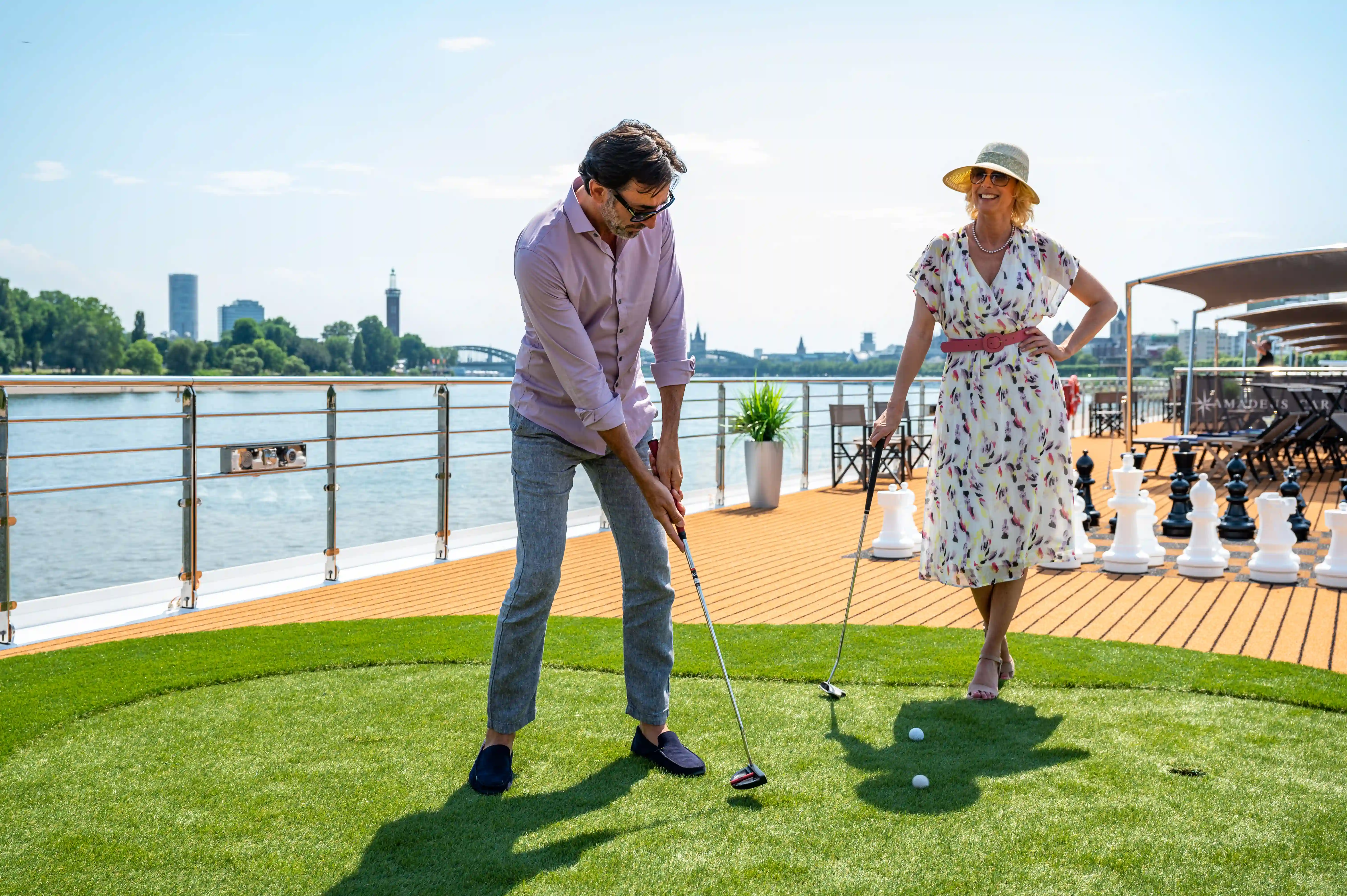 Entspanntes Golfspiel auf dem Sonnendeck mit Flussblick