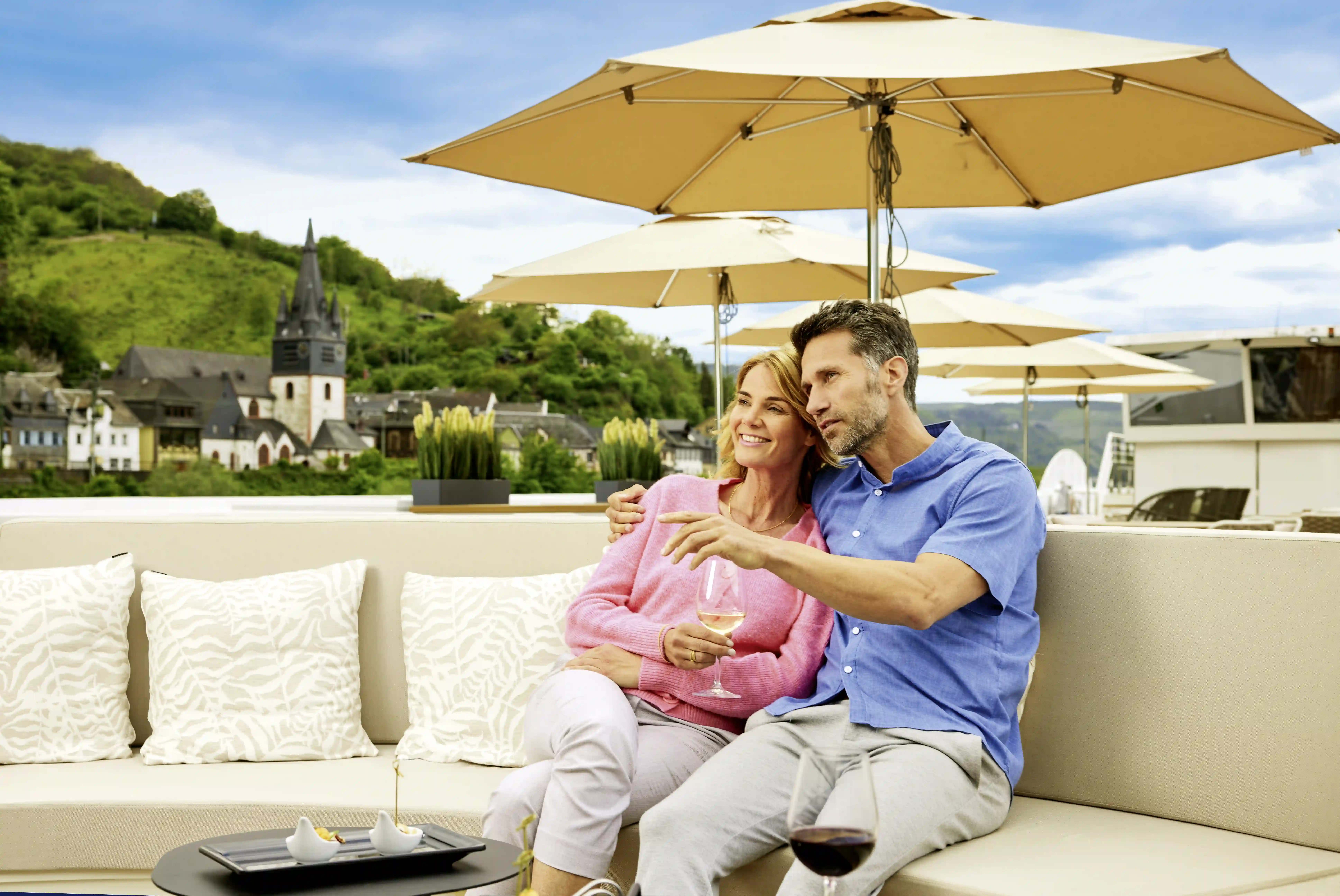 Gemütliche Lounge auf dem Sonnendeck mit Blick auf die Landschaft