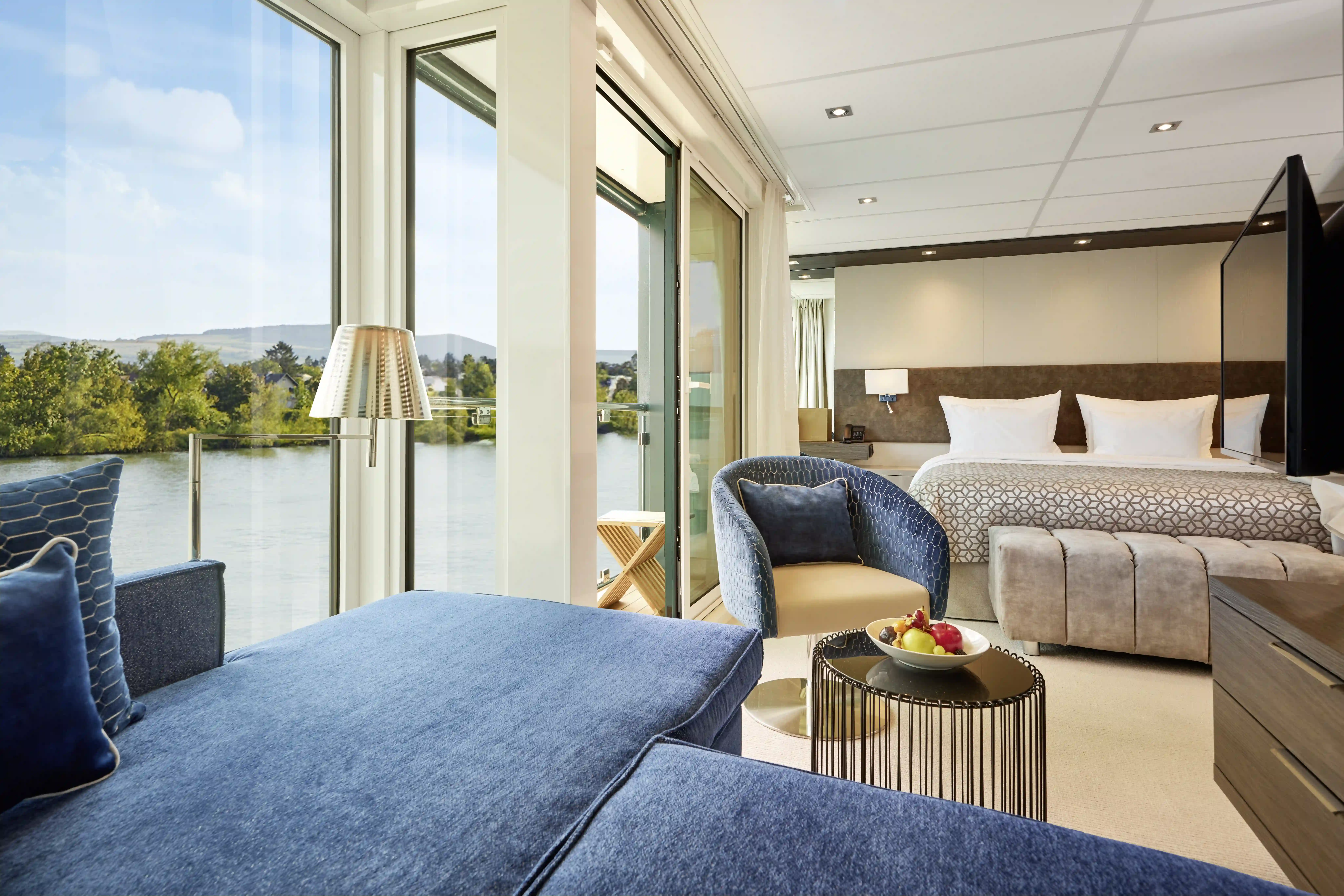 Großzügige Suite mit bodentiefem Panorama-Fenster