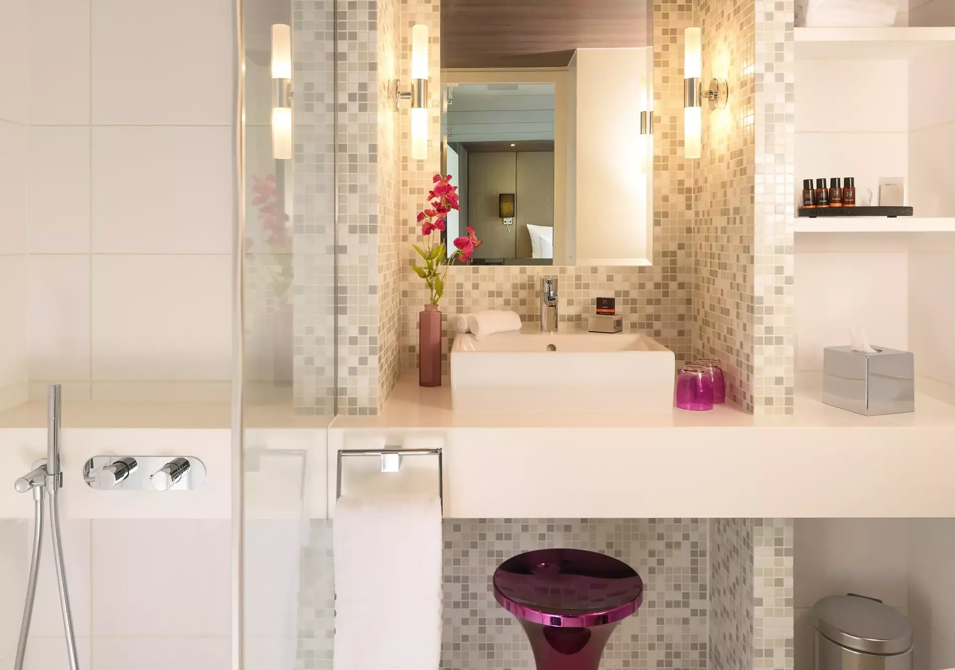 Modernes Badezimmer mit hochwertiger Ausstattung und stilvollem Design