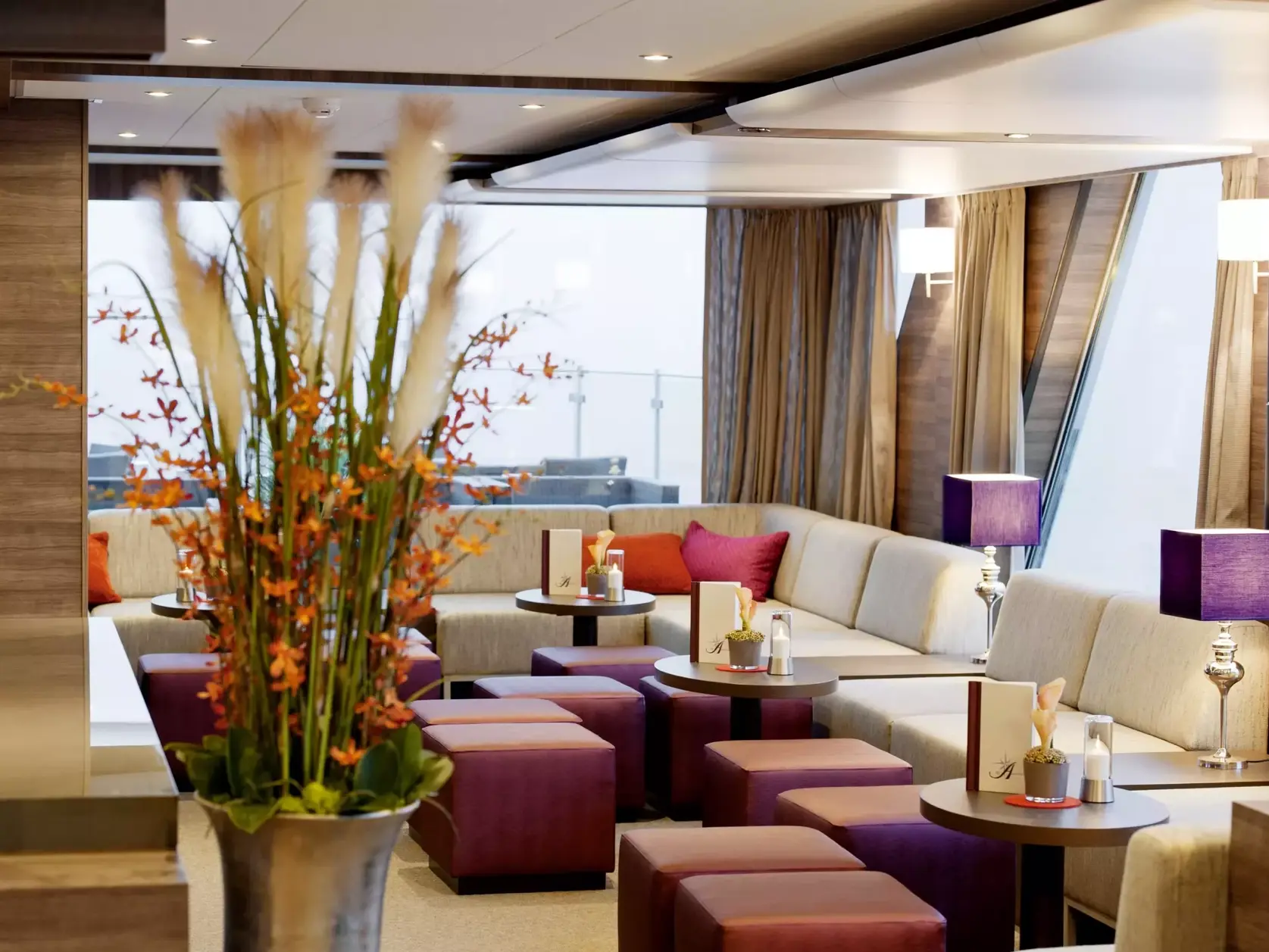 Elegante Panorama-Bar mit stilvollen Loungemöbeln und Flussblick