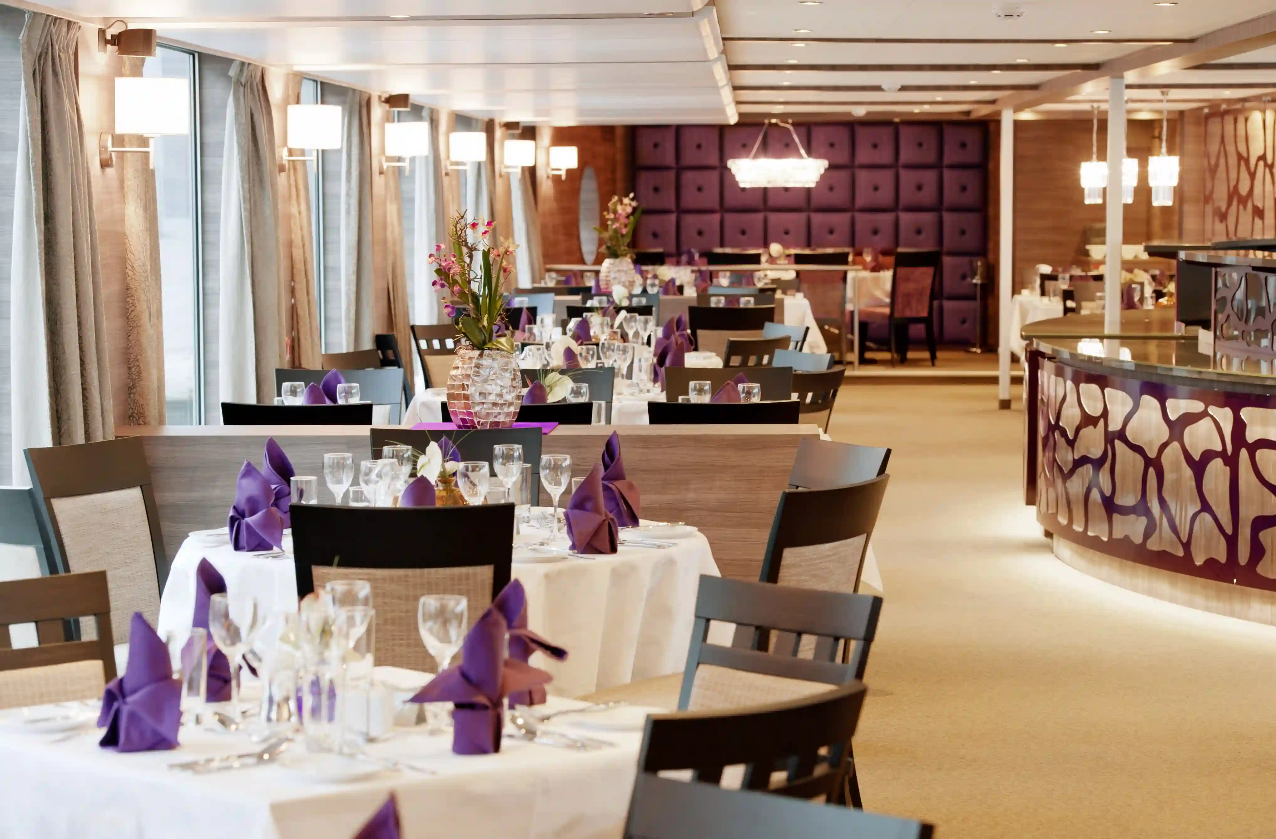 Elegante Panorama-Bar mit stilvollen Loungemöbeln und Flussblick