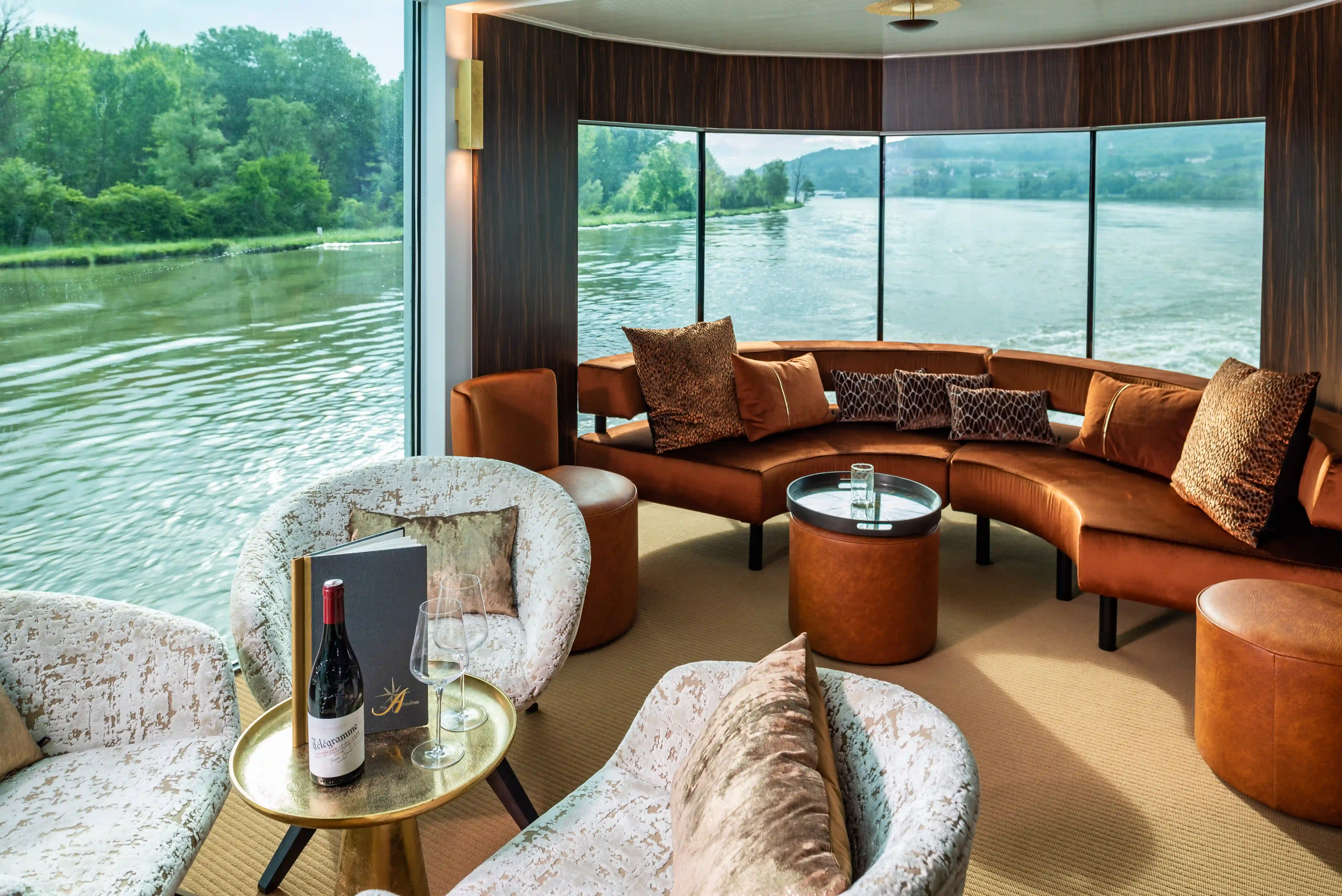 Panorama-Lounge der AMADEUS Star mit komfortablen Sitzgelegenheiten