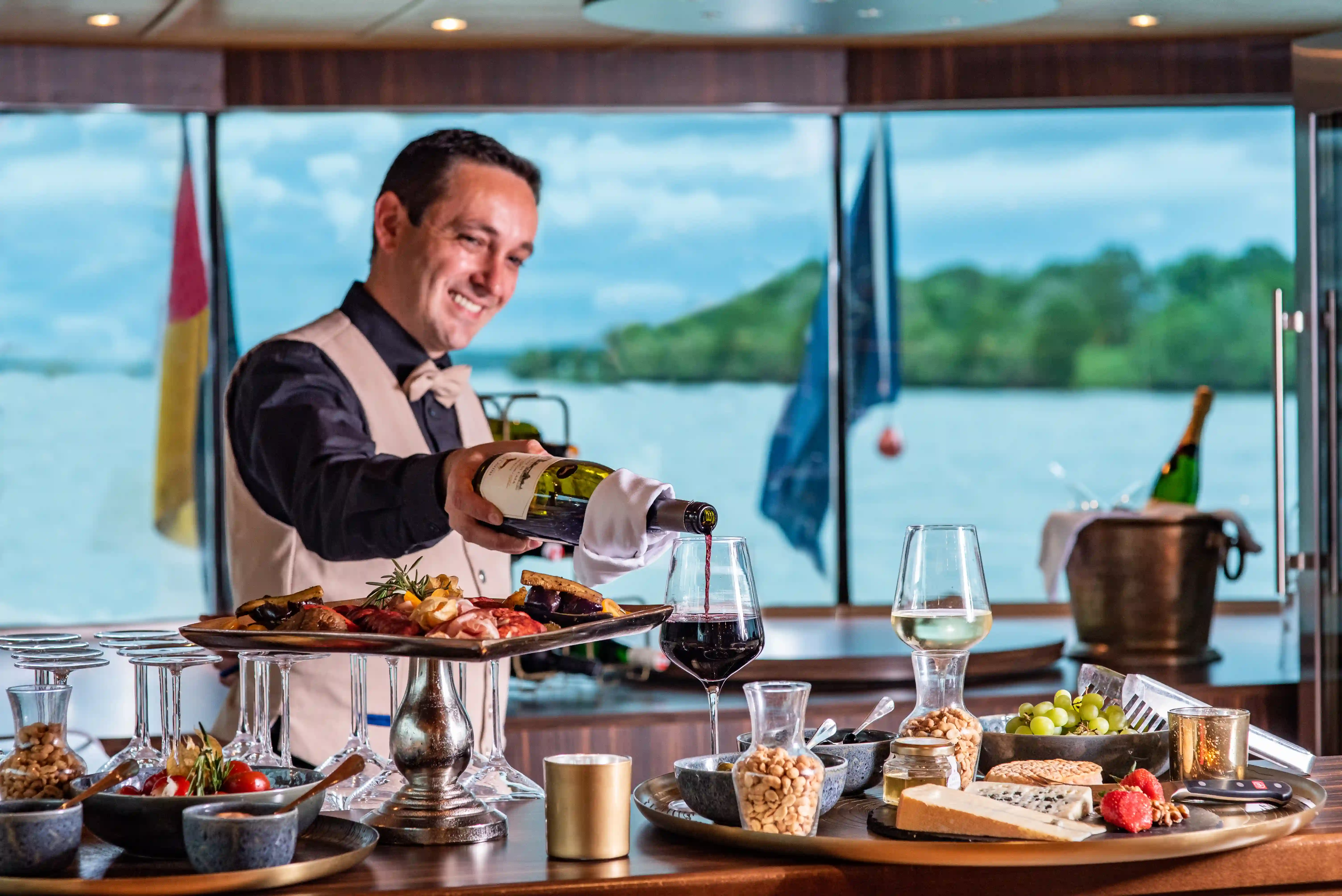 Aufmerksamer Service an der Bar der AMADEUS Star mit erlesenen Weinen