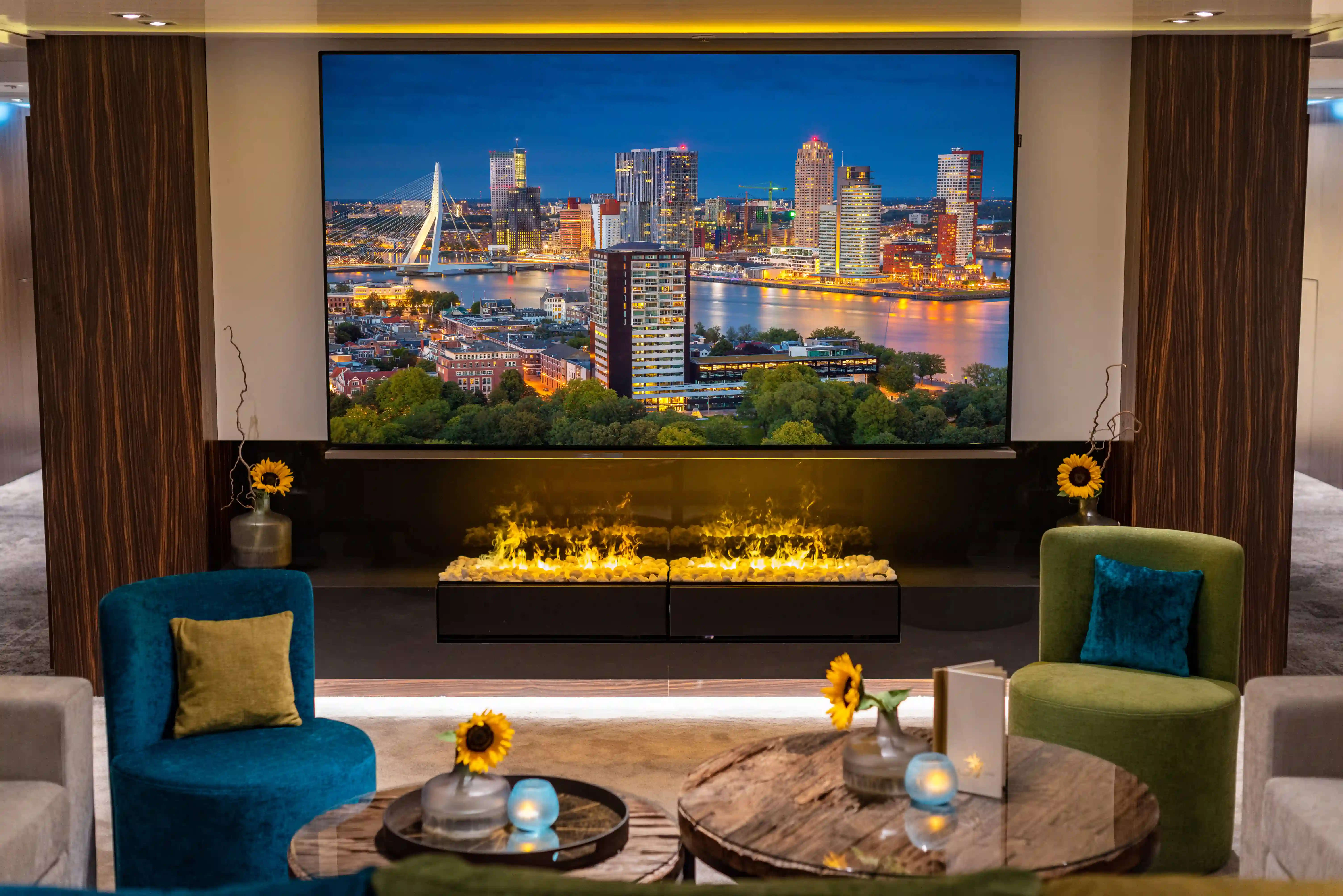 Stilvolle Lounge des AMADEUS Star mit modernem Kamin und gemütlicher Atmosphäre