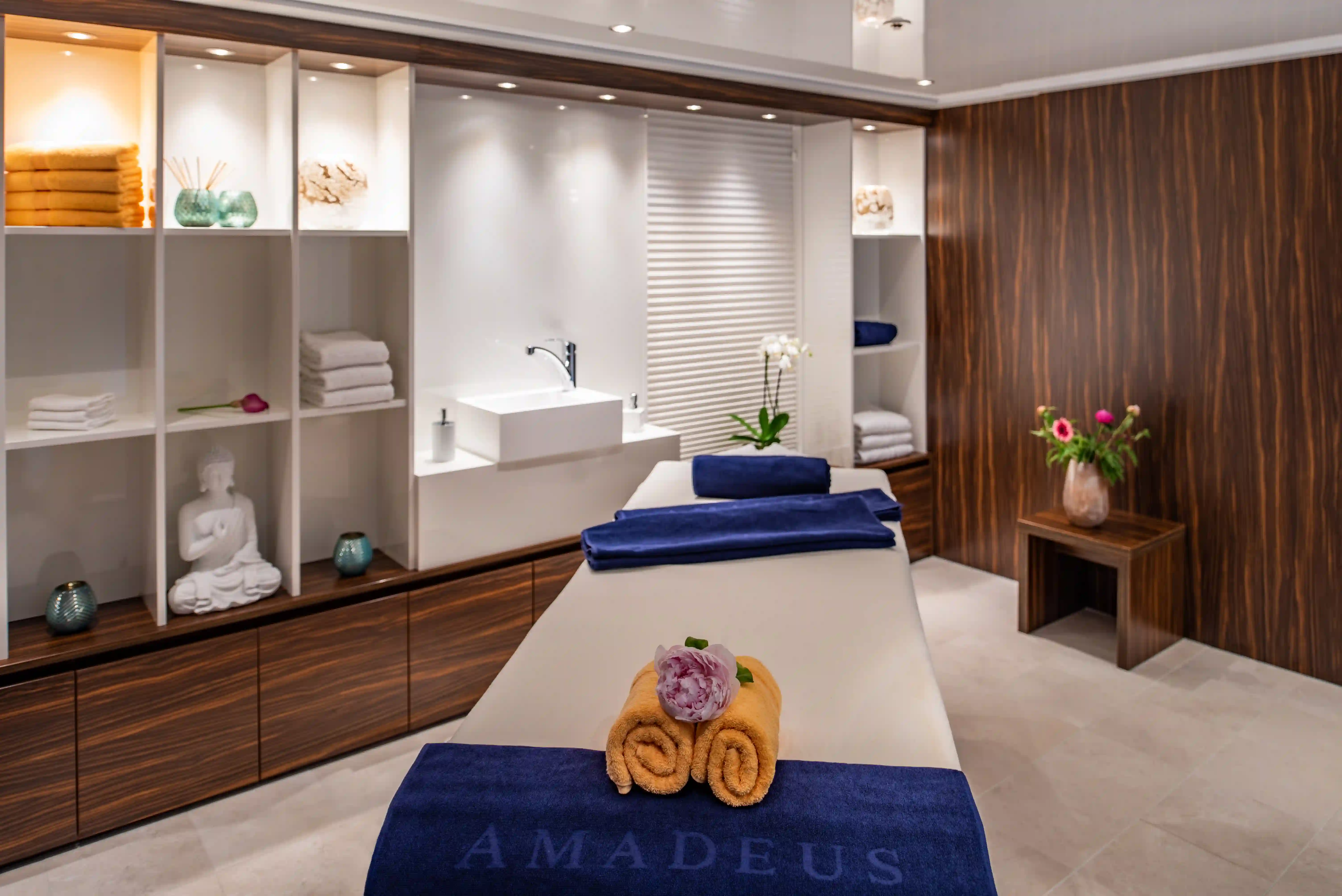 Ruhiger Spa-Bereich des AMADEUS Star mit entspannender Massageanwendung