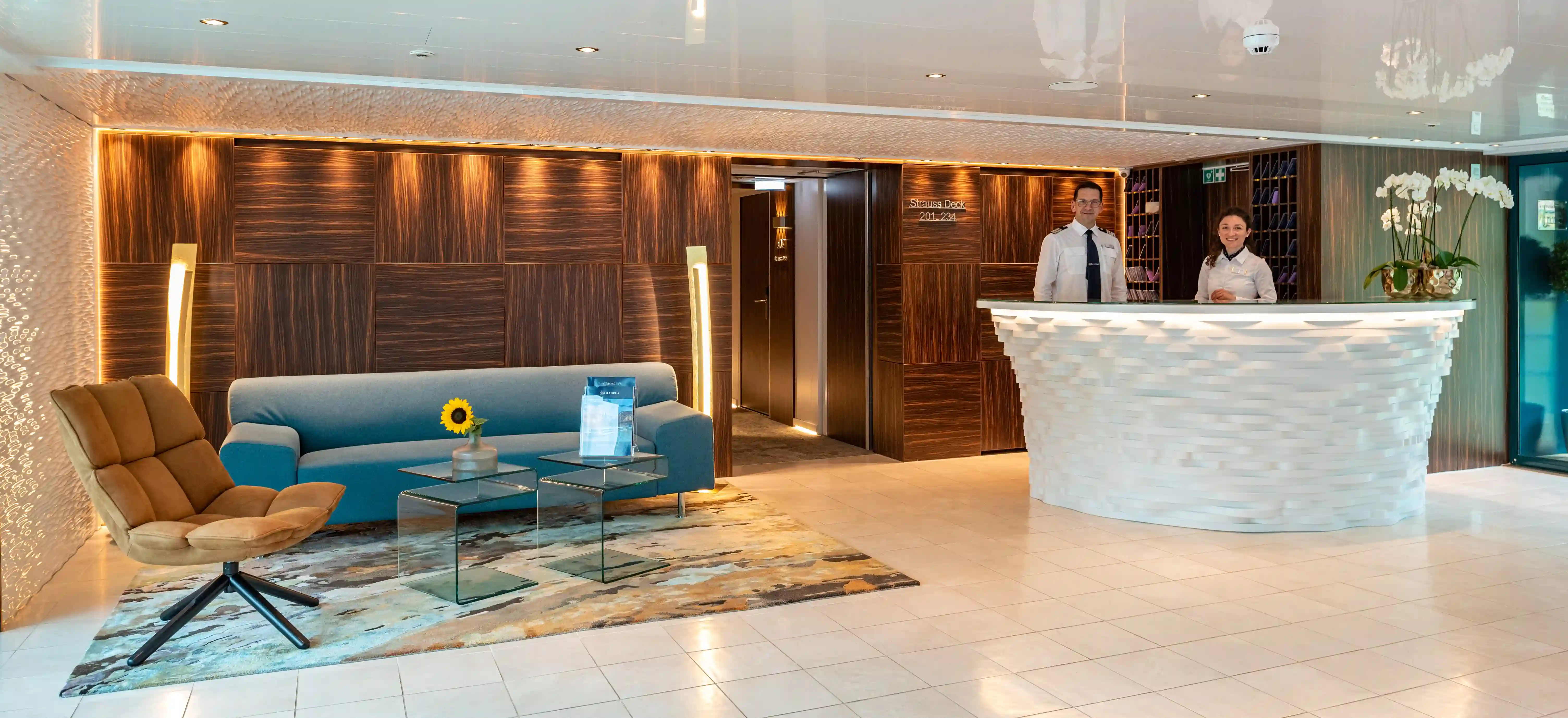 Freundlicher Empfangsbereich des AMADEUS Star mit persönlichem Service