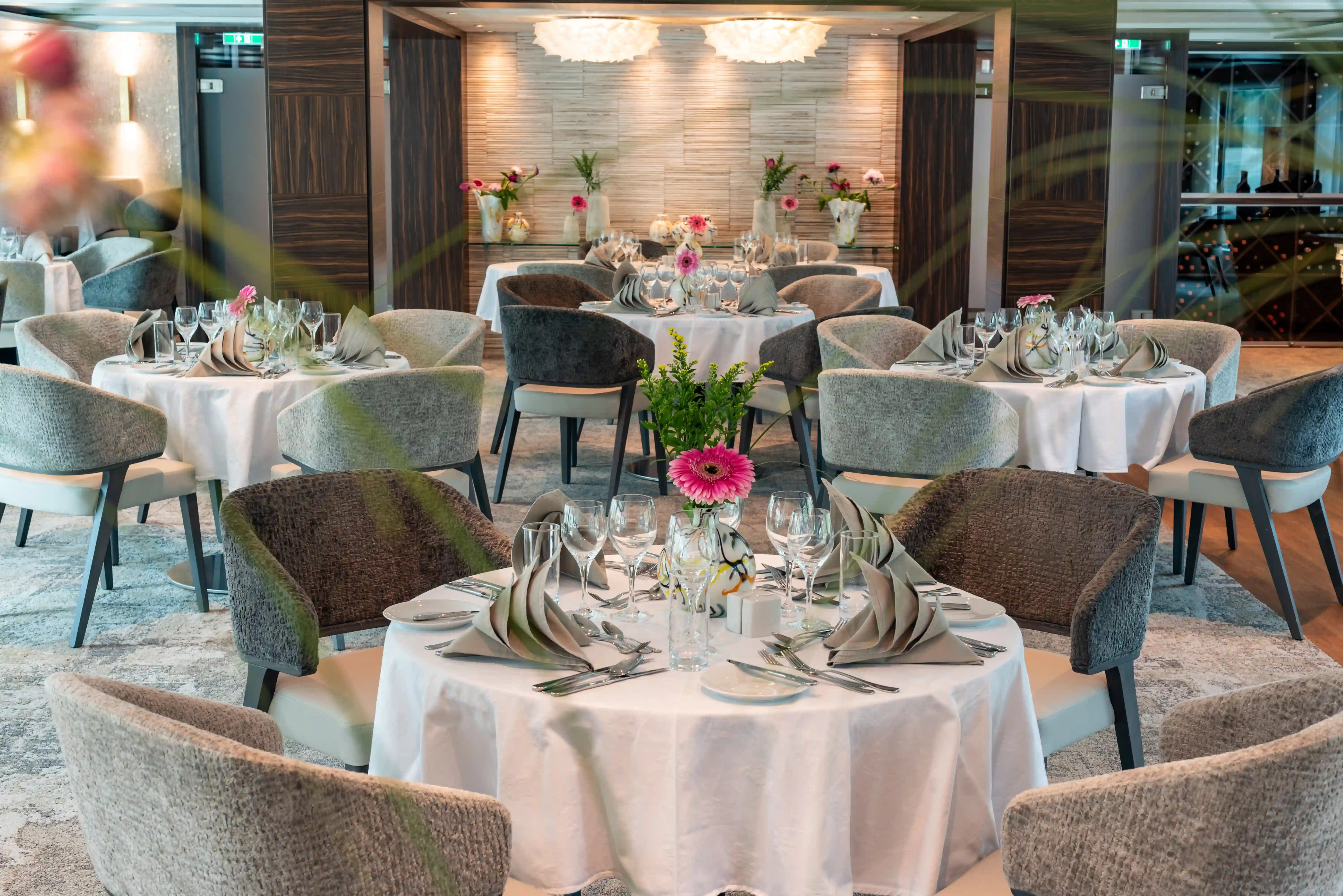 Elegantes Restaurant an Bord des AMADEUS Star mit stilvoll gedeckten Tischen und ruhiger Atmosphäre