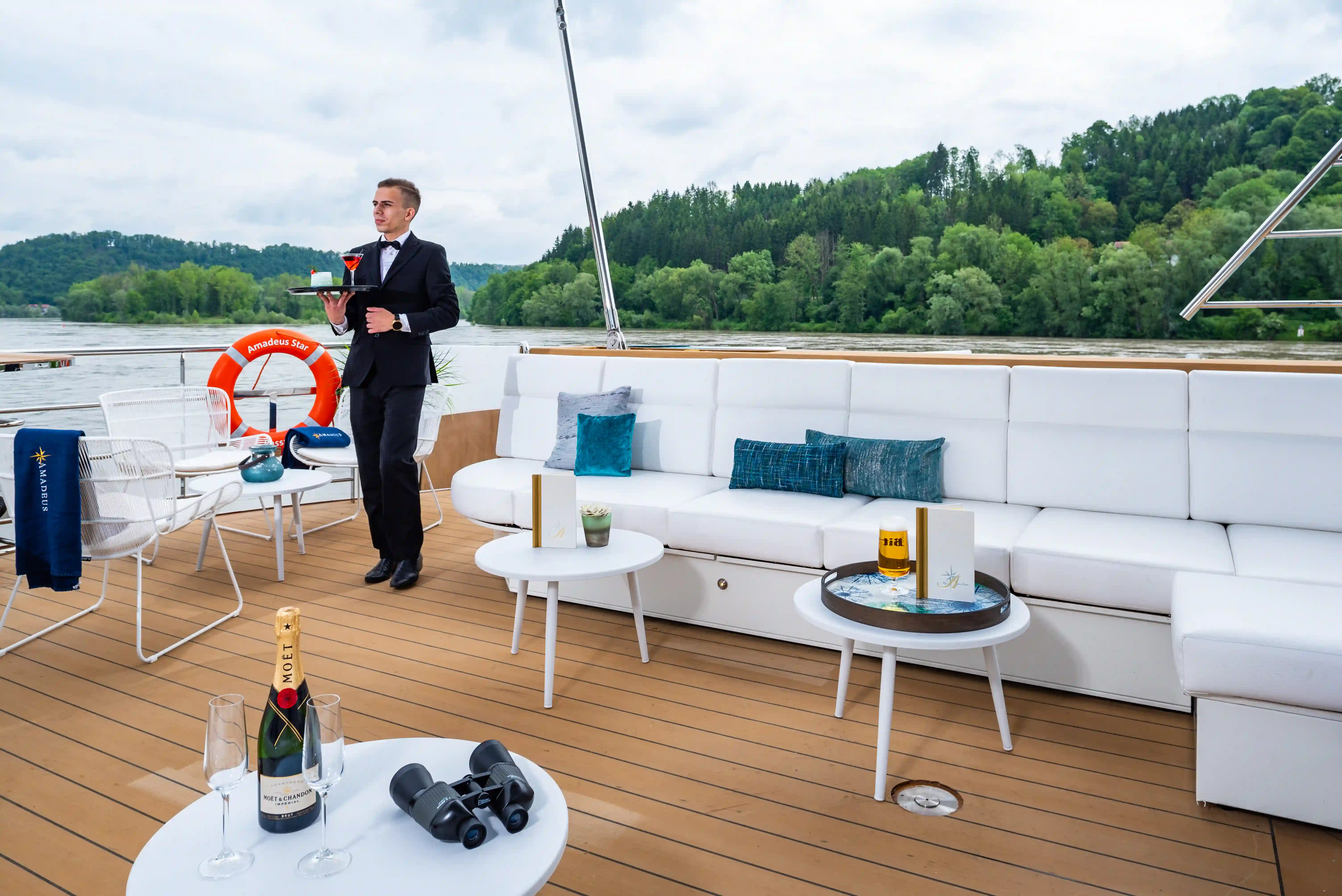 Aufmerksamer Service auf der River Terrace des AMADEUS Star während der Fahrt