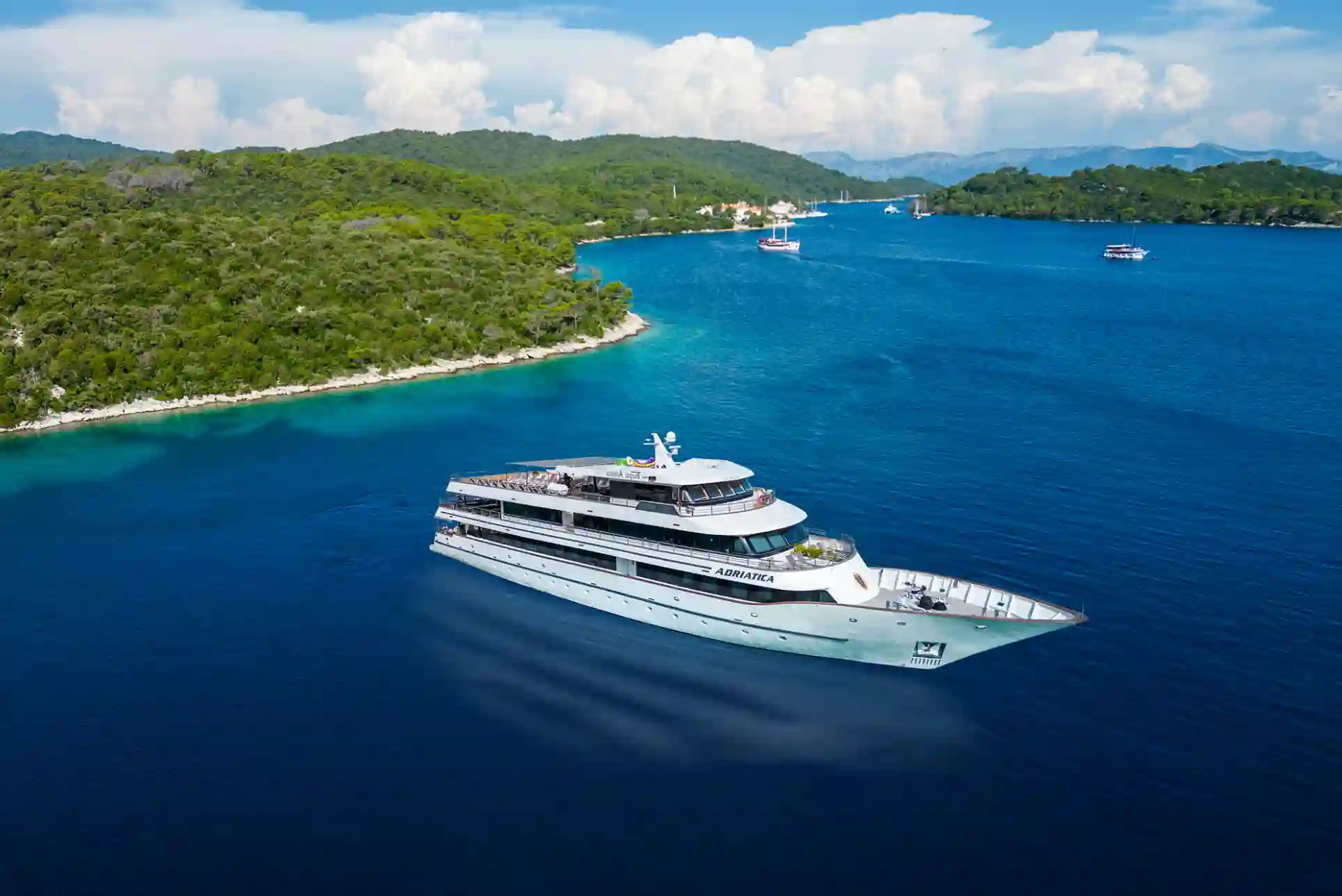 MS Adriatisch auf offener See vor grünen Inseln