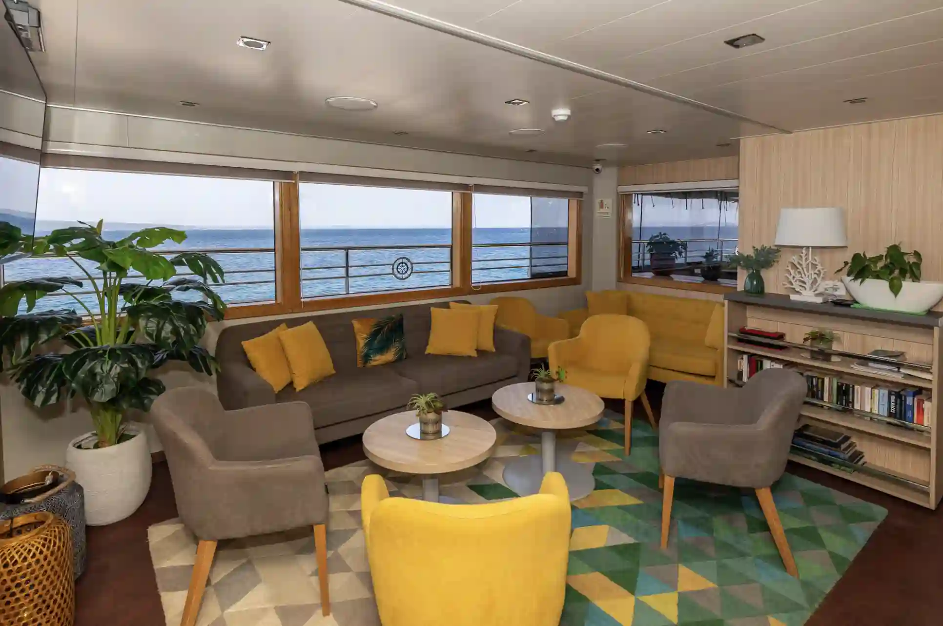 Gemütliche Lounge an Bord der MS Adriatisch mit Sitzgruppe und Meerblick