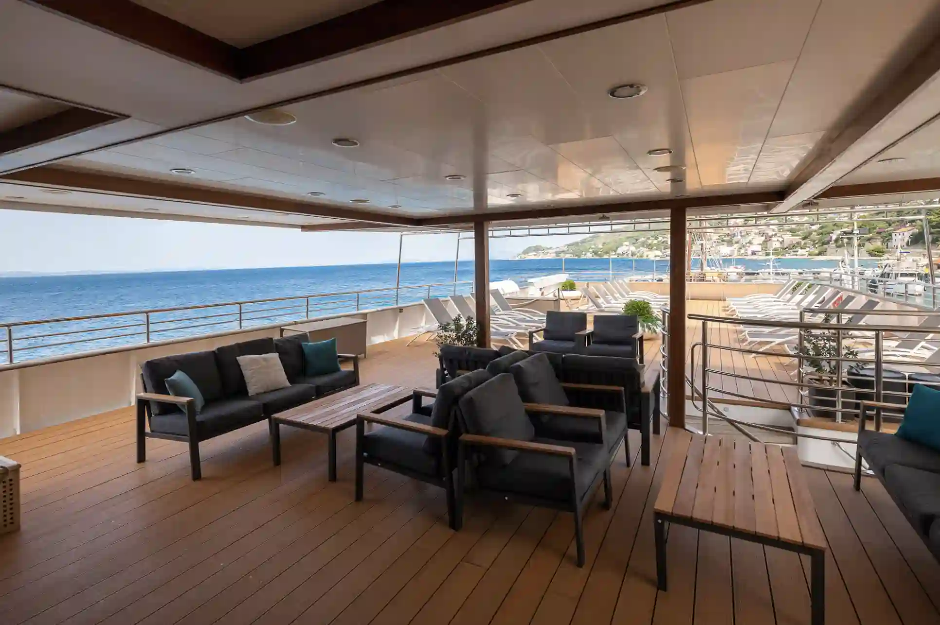 Grosszügiges Sonnendeck eines Kreuzfahrtschiffes mit Loungemöbeln