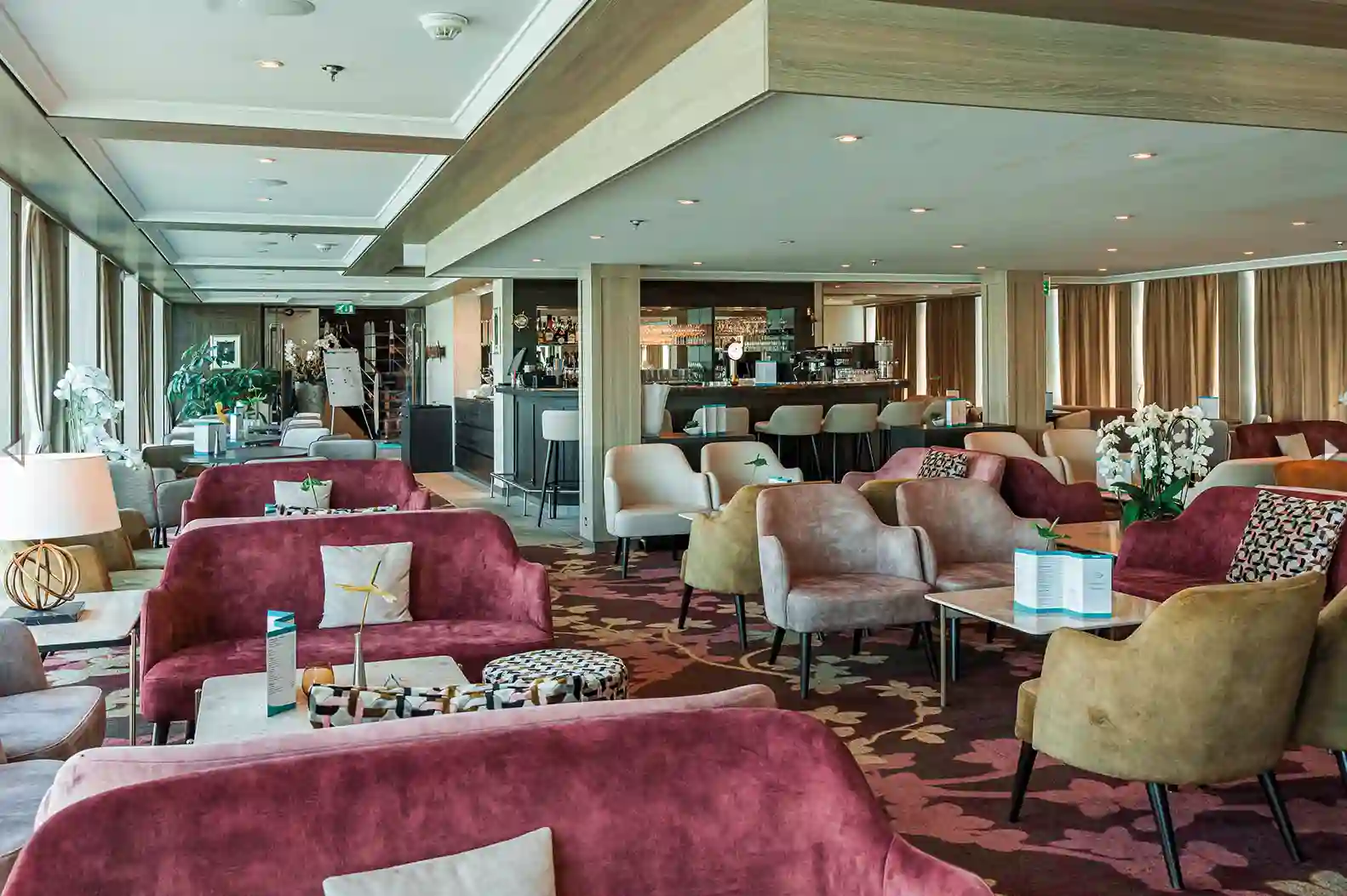 Großzügige Lounge mit Sitzgruppen und Bar