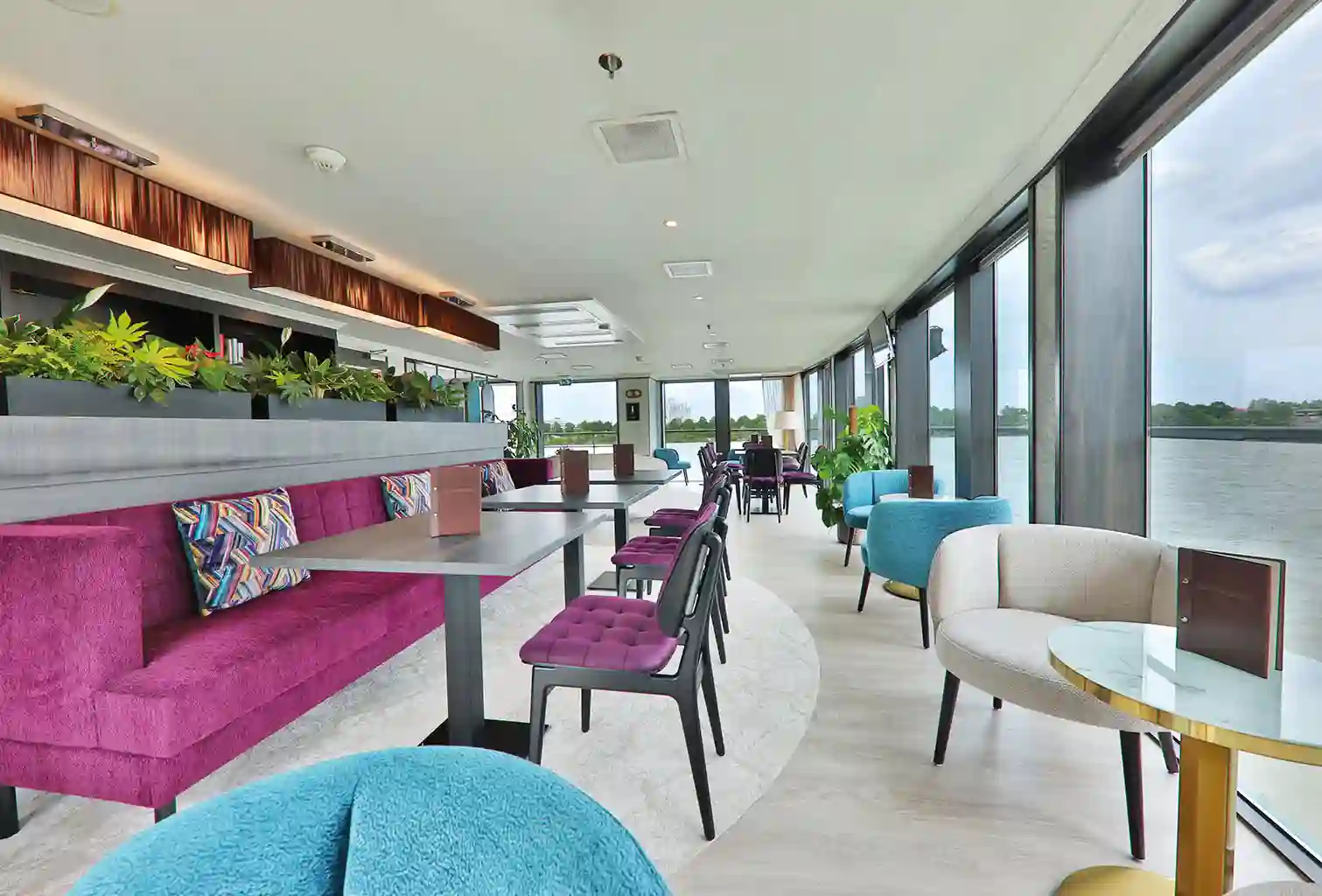 Panorama-Bar mit Sitzplätzen und Blick auf den Fluss