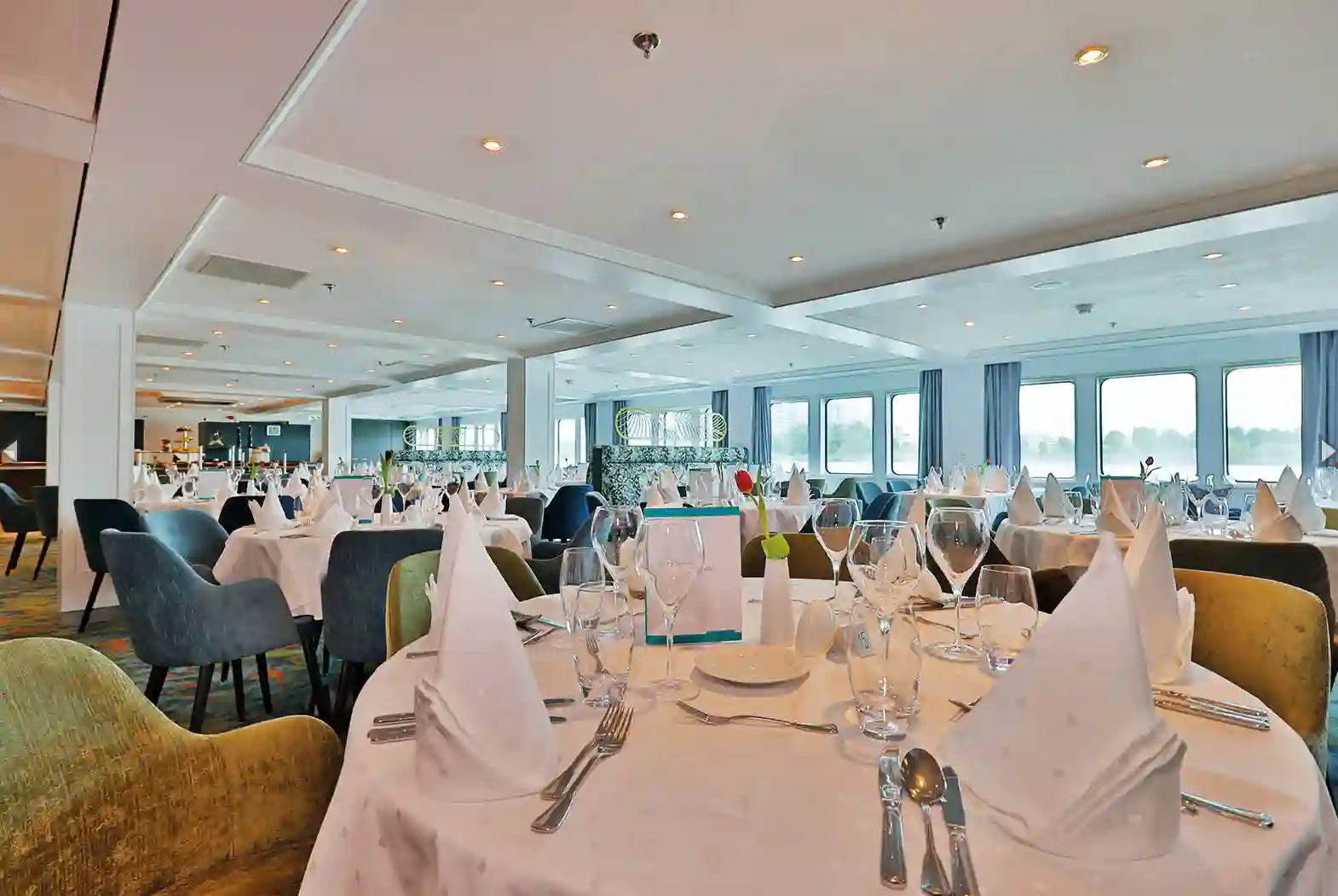 Bordrestaurant mit gedeckten Tischen und heller Einrichtung