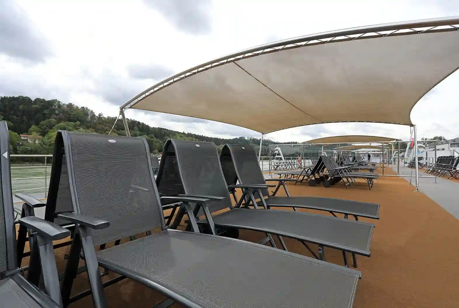 Sonnendeck mit Liegestühlen und Sonnensegeln