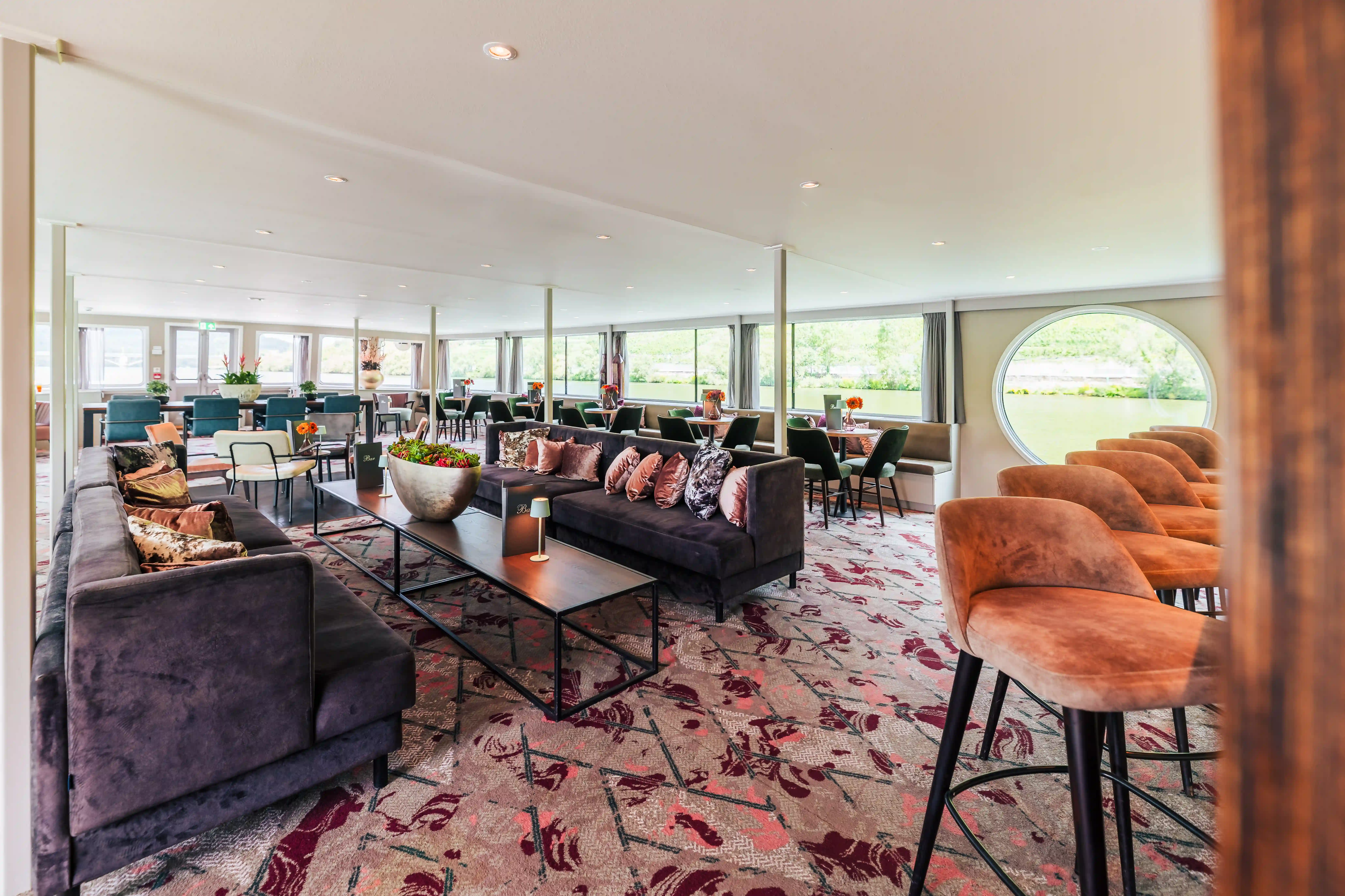 Das Panorama-Restaurant der MS Arkona verwöhnt Gäste mit kulinarischen Spezialitäten und einem stilvollen Ambiente mit Aussicht auf den Rhein