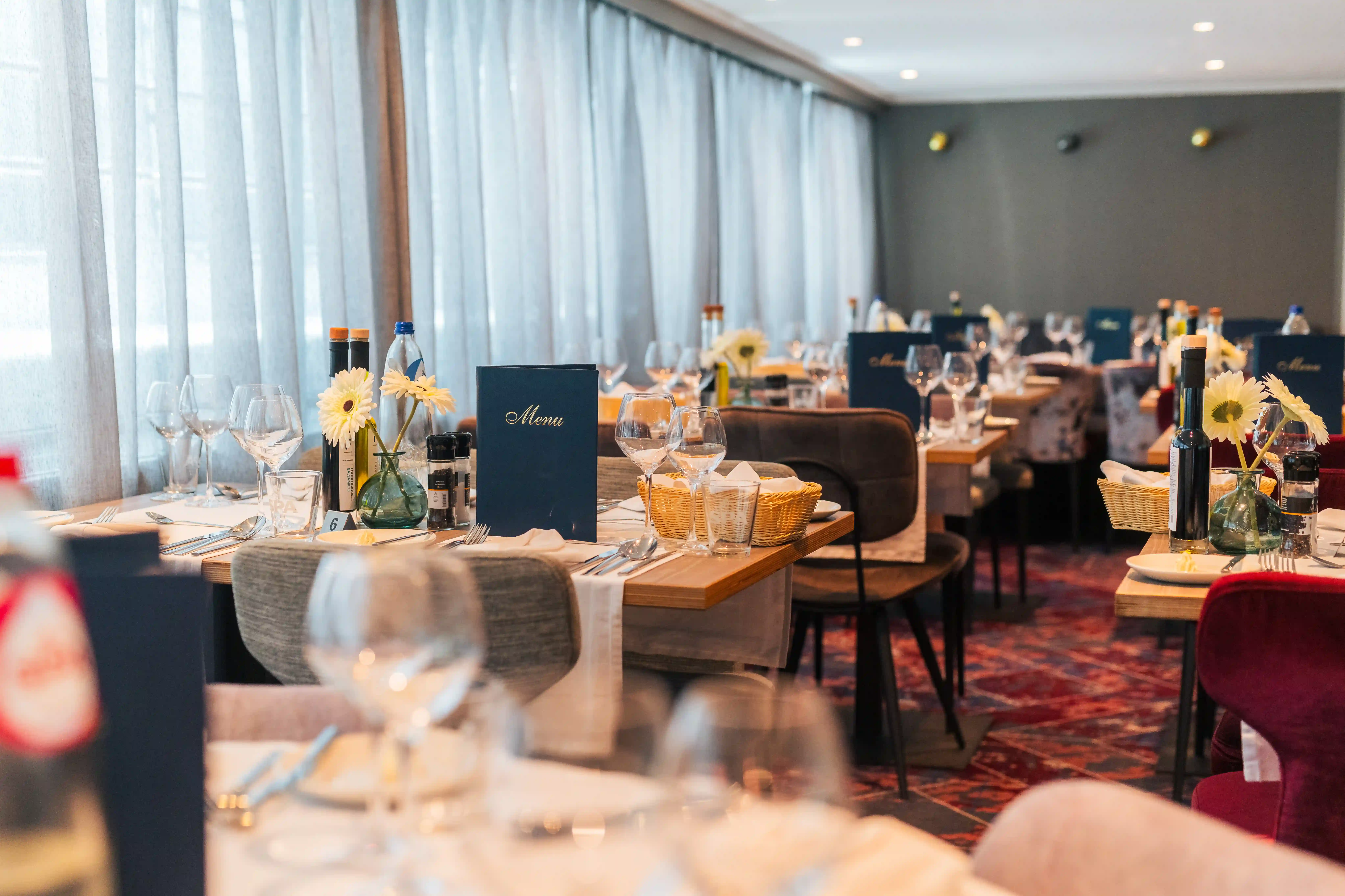Das Panorama-Restaurant der MS Arkona verwöhnt Gäste mit kulinarischen Spezialitäten und einem stilvollen Ambiente mit Aussicht auf den Rhein