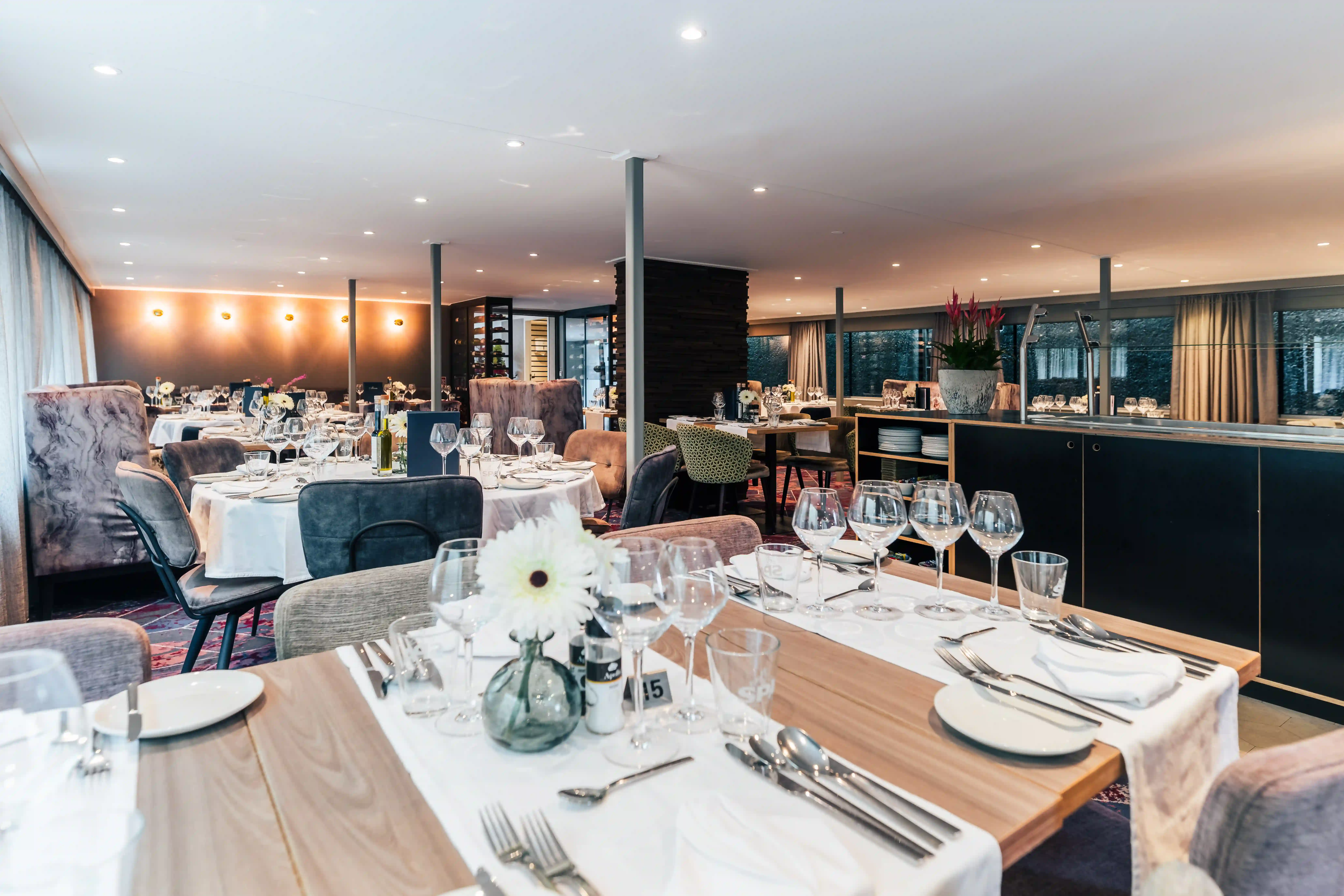 Das Panorama-Restaurant der MS Arkona verwöhnt Gäste mit kulinarischen Spezialitäten und einem stilvollen Ambiente mit Aussicht auf den Rhein