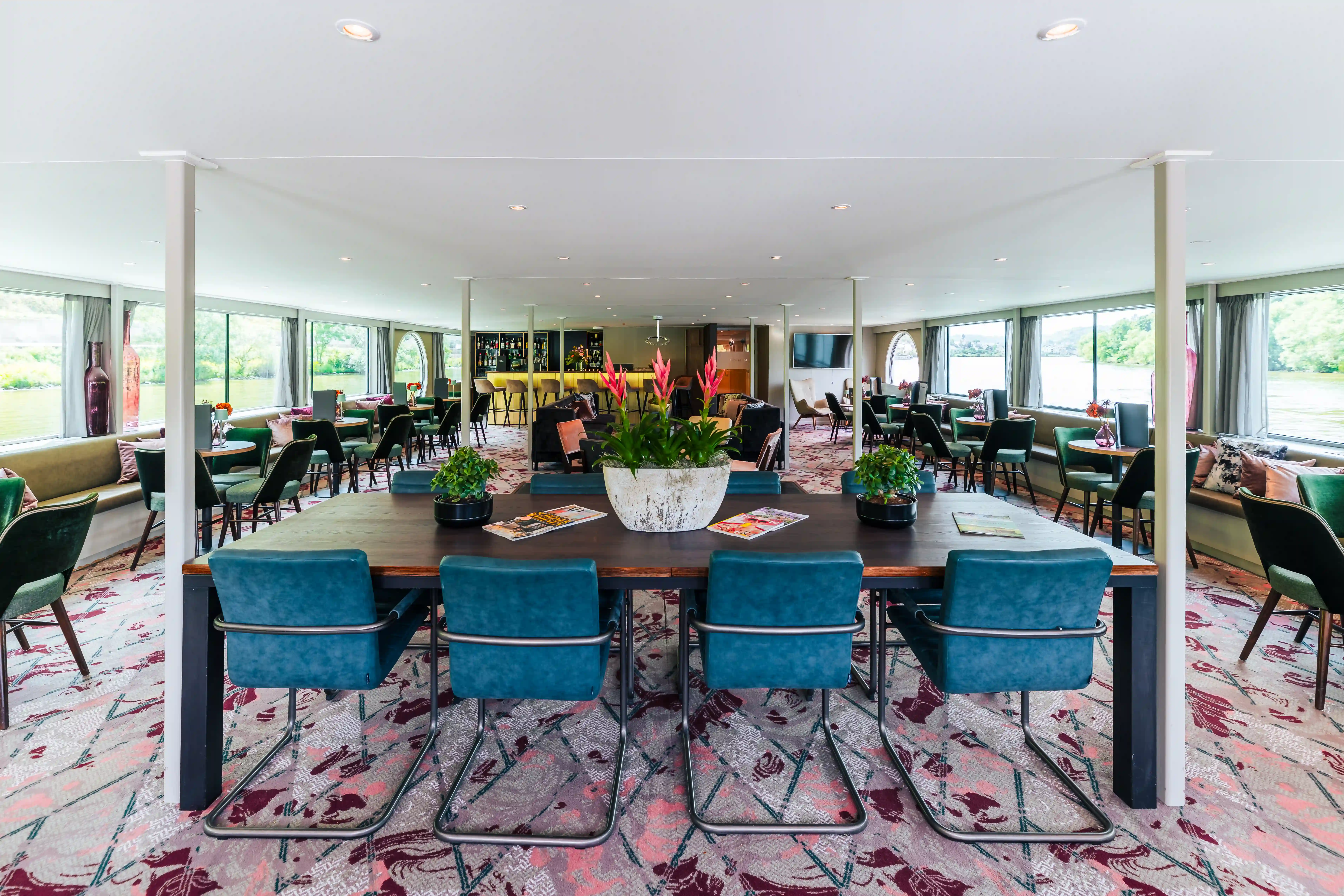 Die großzügige Panorama-Lounge der MS Arkona bietet viel Platz zum Entspannen und beeindruckende Ausblicke auf die vorbeiziehenden Landschaften