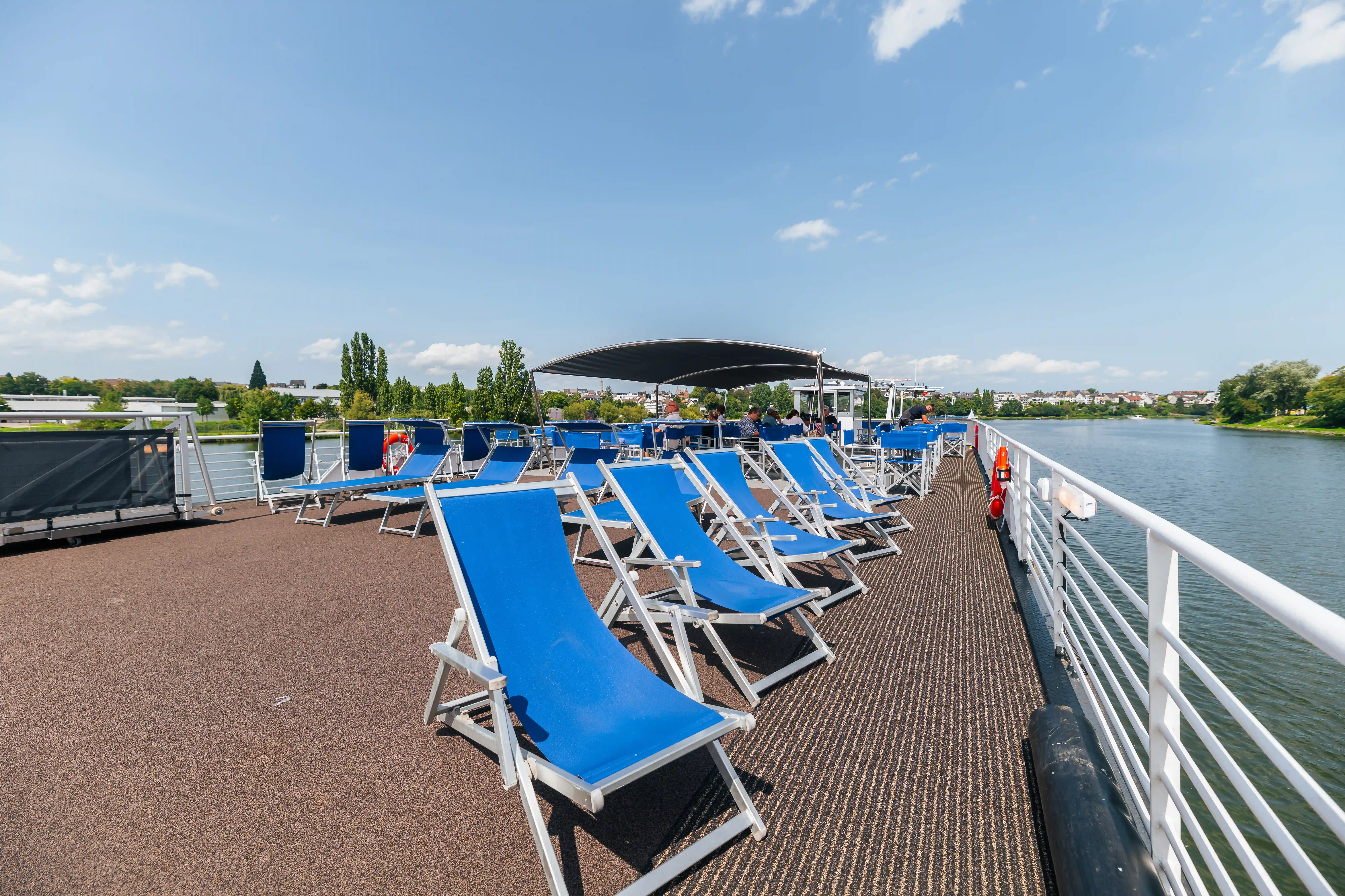 Entspannen Sie auf dem Sonnendeck der MS Arkona und geniessen Sie die Aussicht auf Flussufer, Städte und Weinregionen entlang der Route