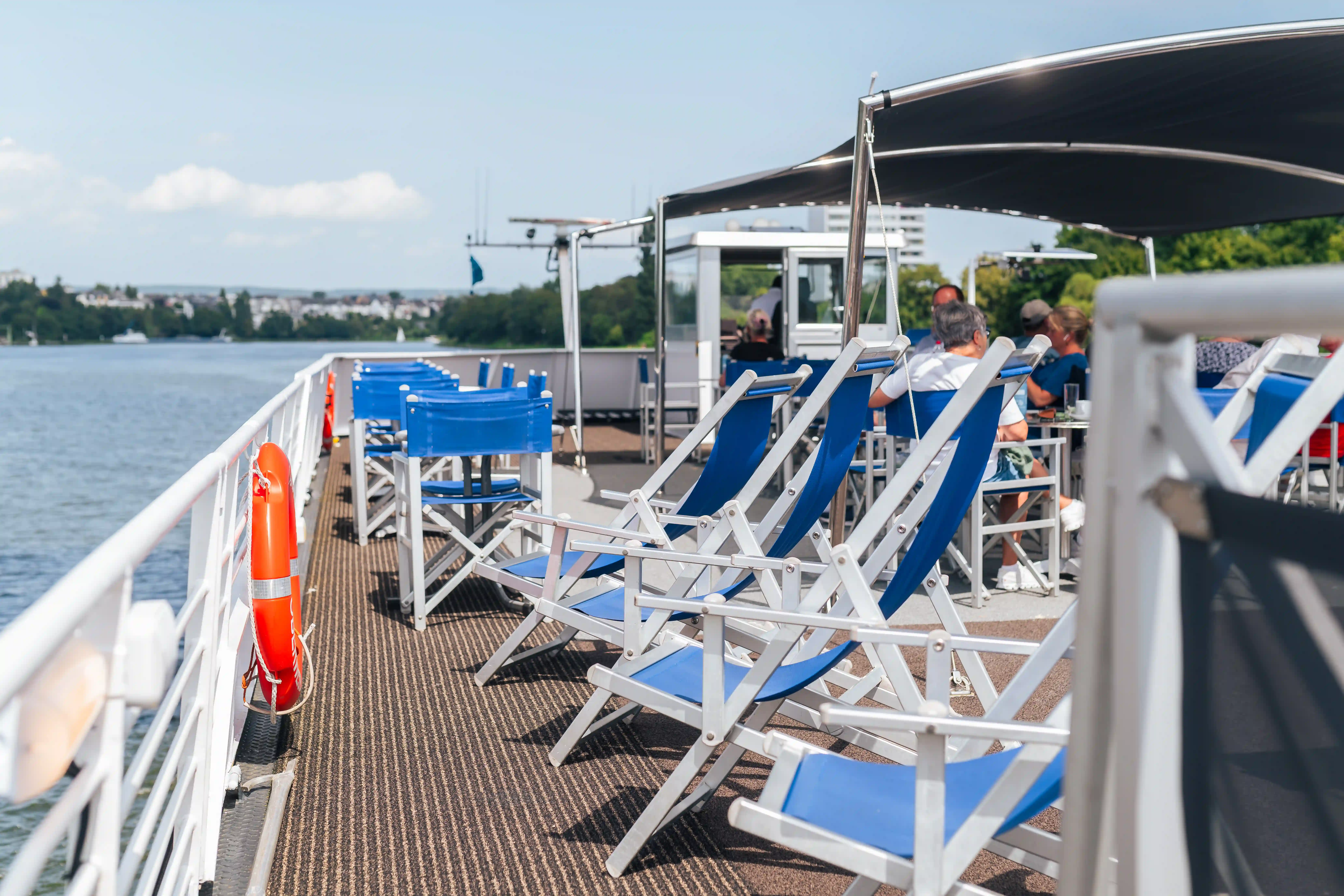 Entspannen Sie auf dem Sonnendeck der MS Arkona und geniessen Sie die Aussicht auf Flussufer, Städte und Weinregionen entlang der Route