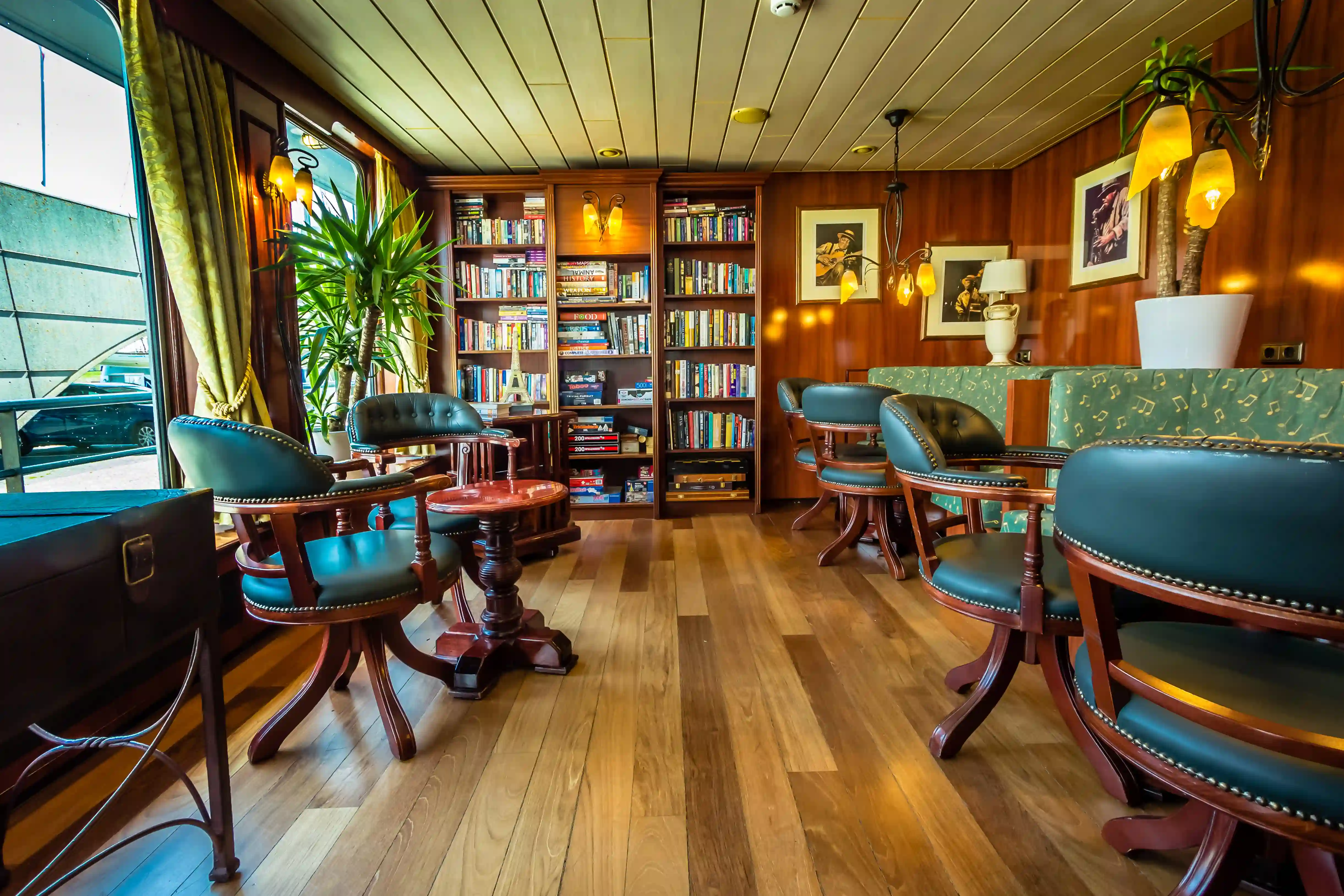 Bibliothèque avec livres et espaces de lecture à bord